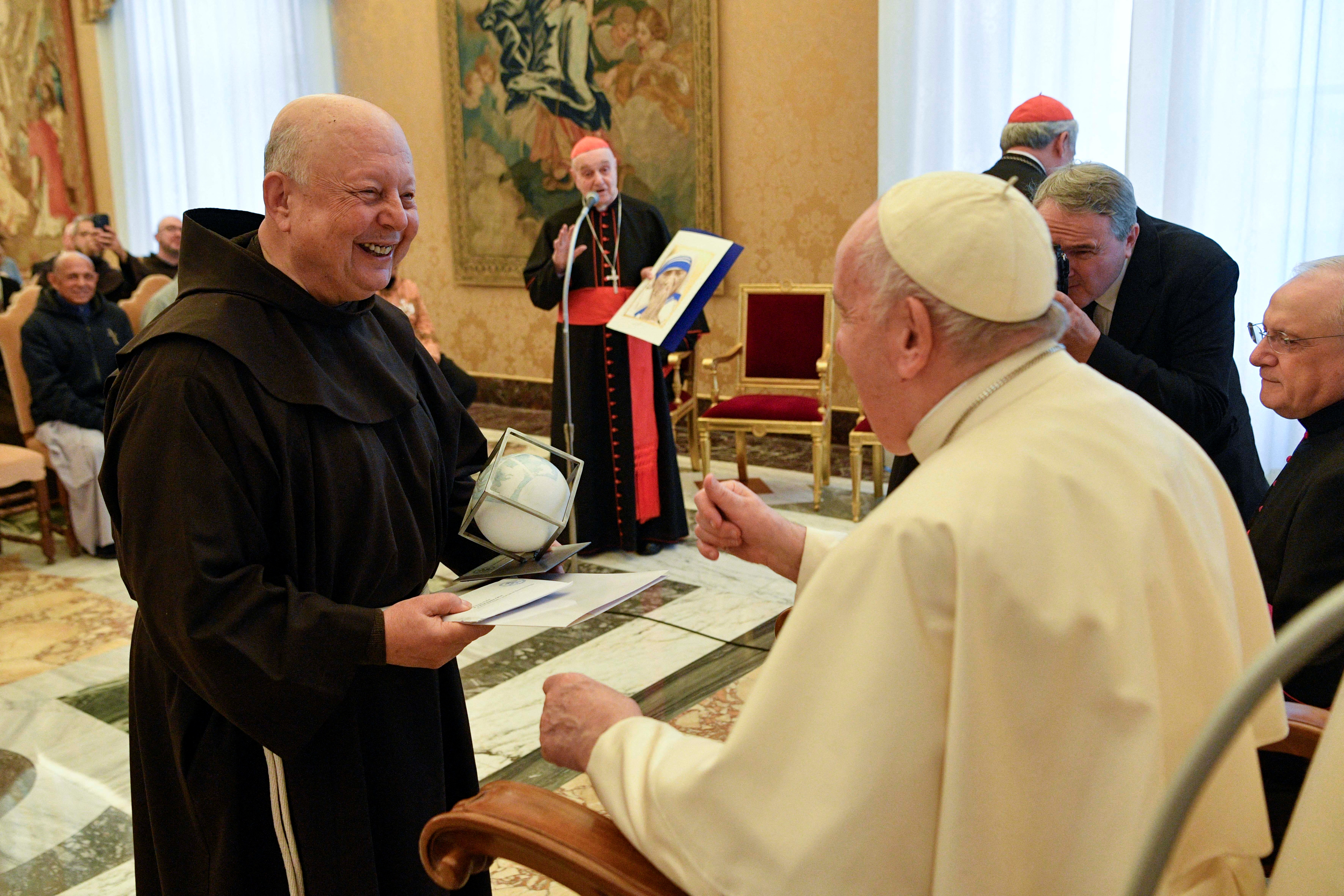 El Papa les entregó un pequeño globo terráqueo dentro de un cubo, que es un símbolo del amor que sostiene el mundo (Vatican Media/­Handout via REUTERS)