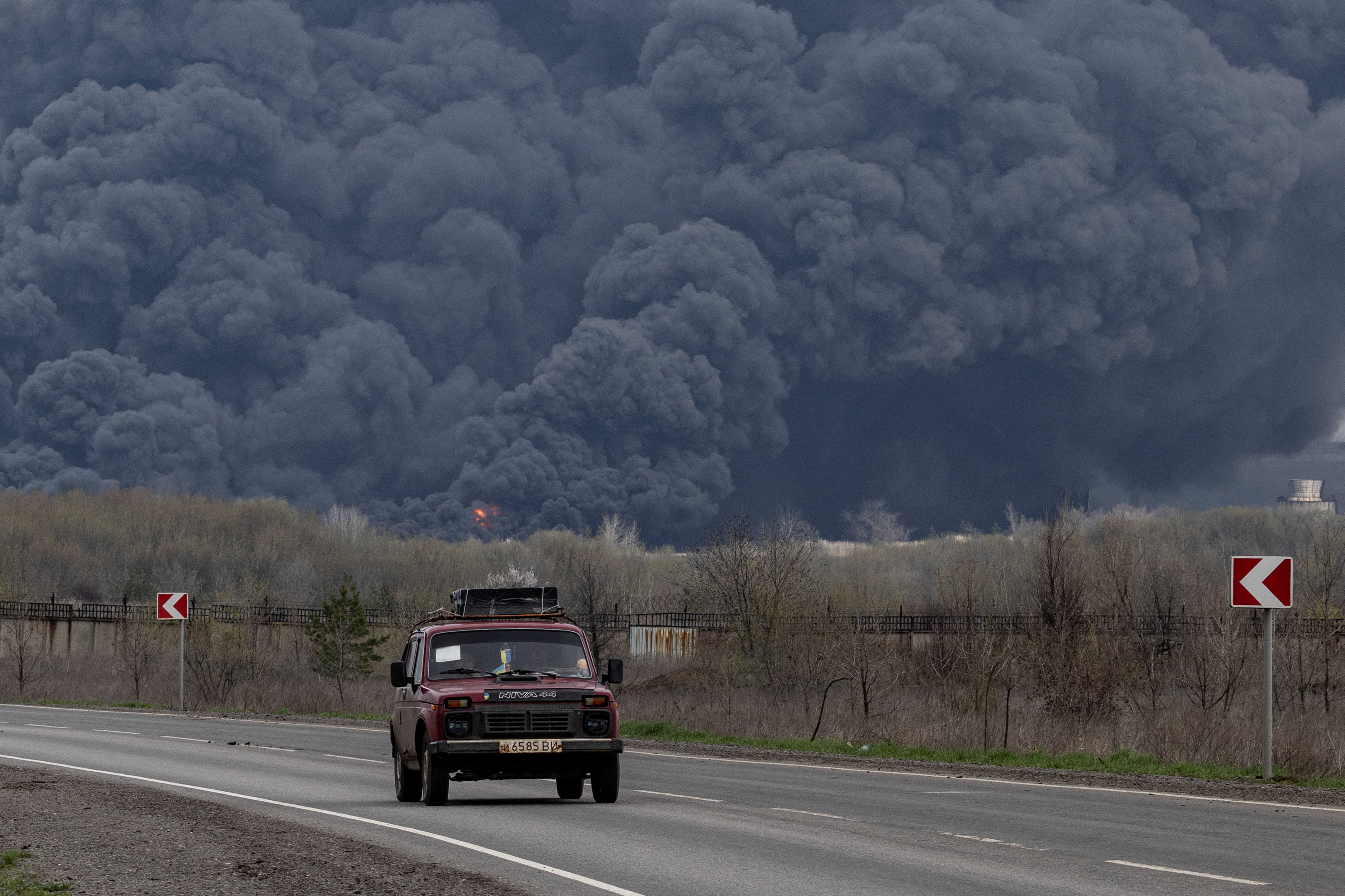 Un coche pasa por la Refinería de Petróleo de Lisichansk después de haber sido alcanzado por un misil en Lisichansk, región de Luhansk, Ucrania, el 16 de abril de 2022. REUTERS/Marko Djurica