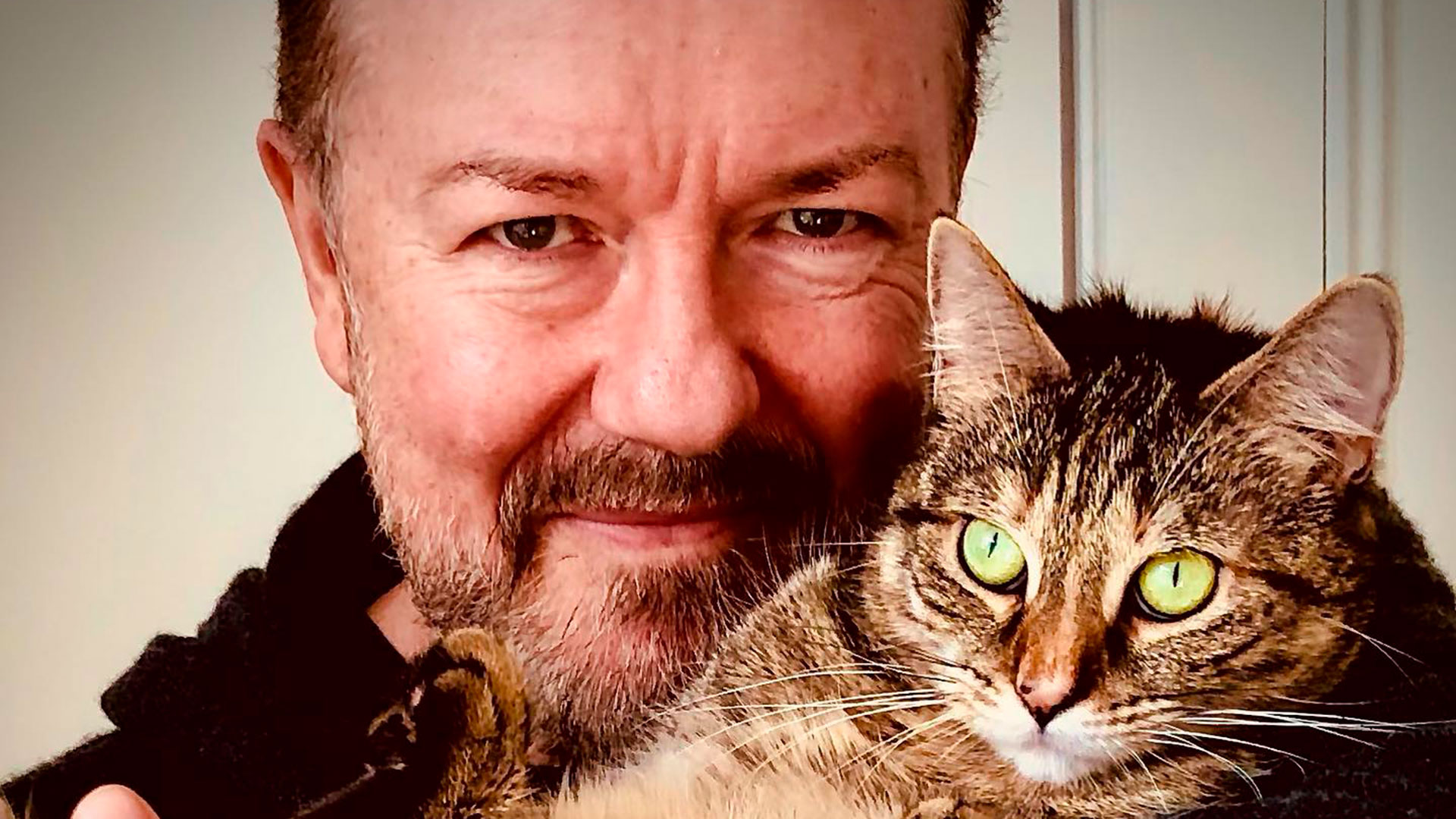 Ricky Gervais con su gato