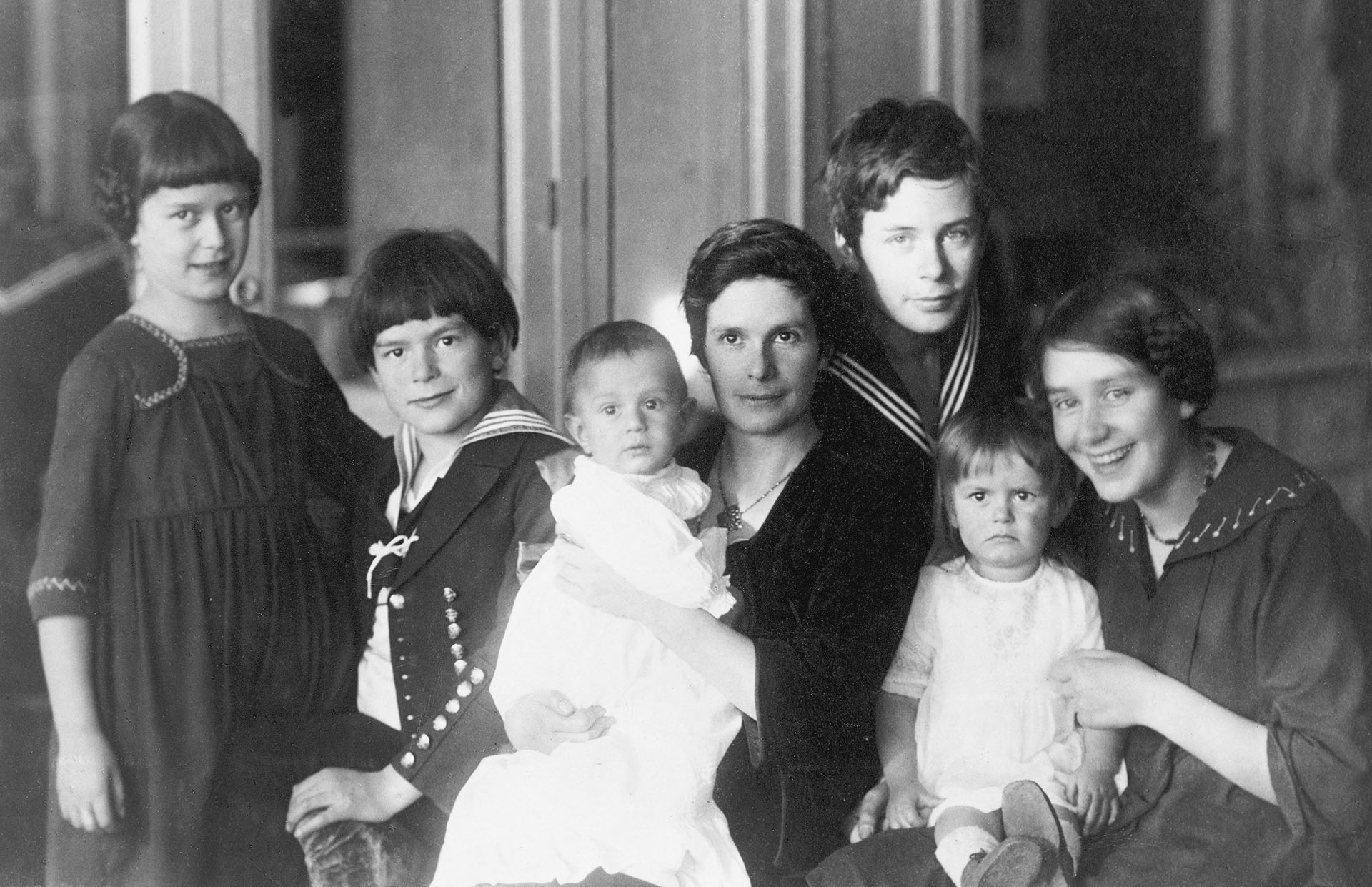 Katia Mann con los seis hijos que tuvo con el escritor: los mayores, Erika y Klaus, a la derecha. (Imagno/Getty Images)