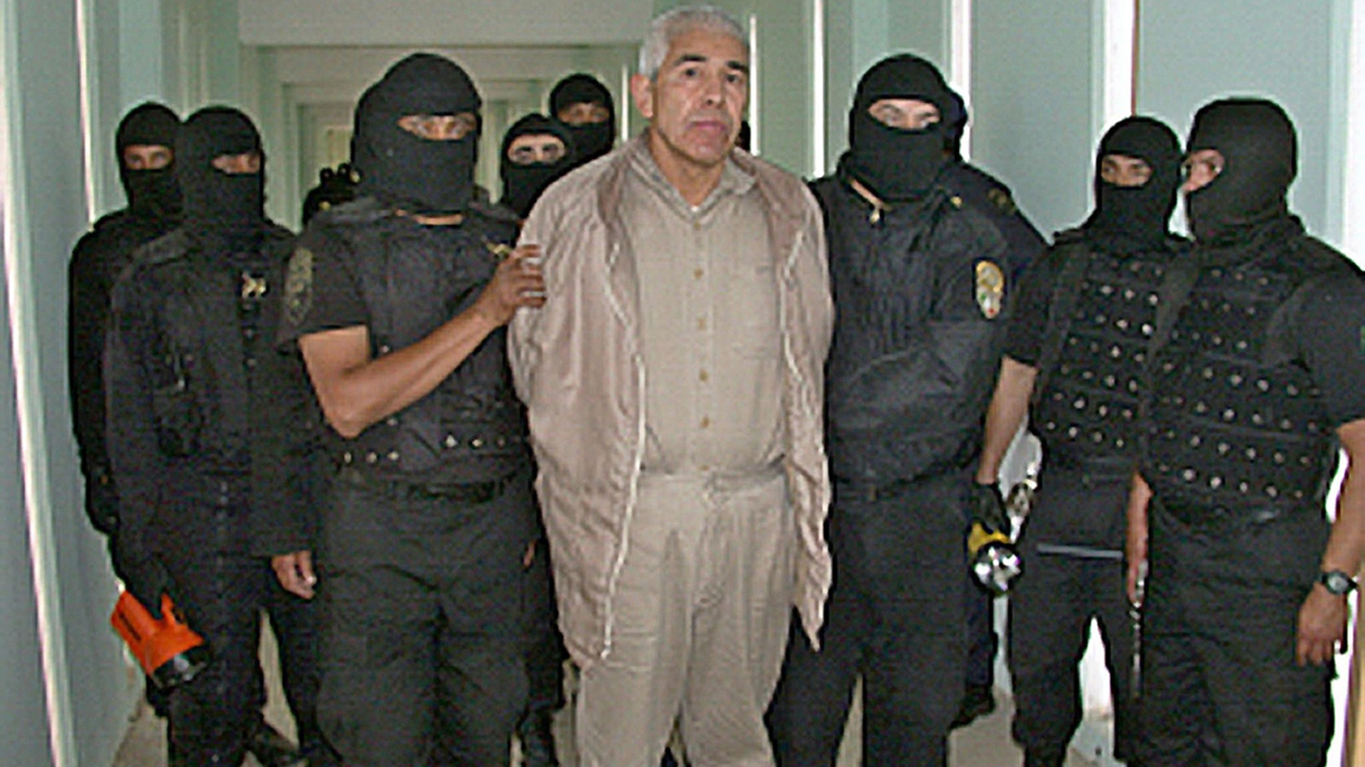 Rafael Caro Quintero custodiado por agentes antidrogas en la prisión "Puente Grande", en Guadalajara (AFP)
