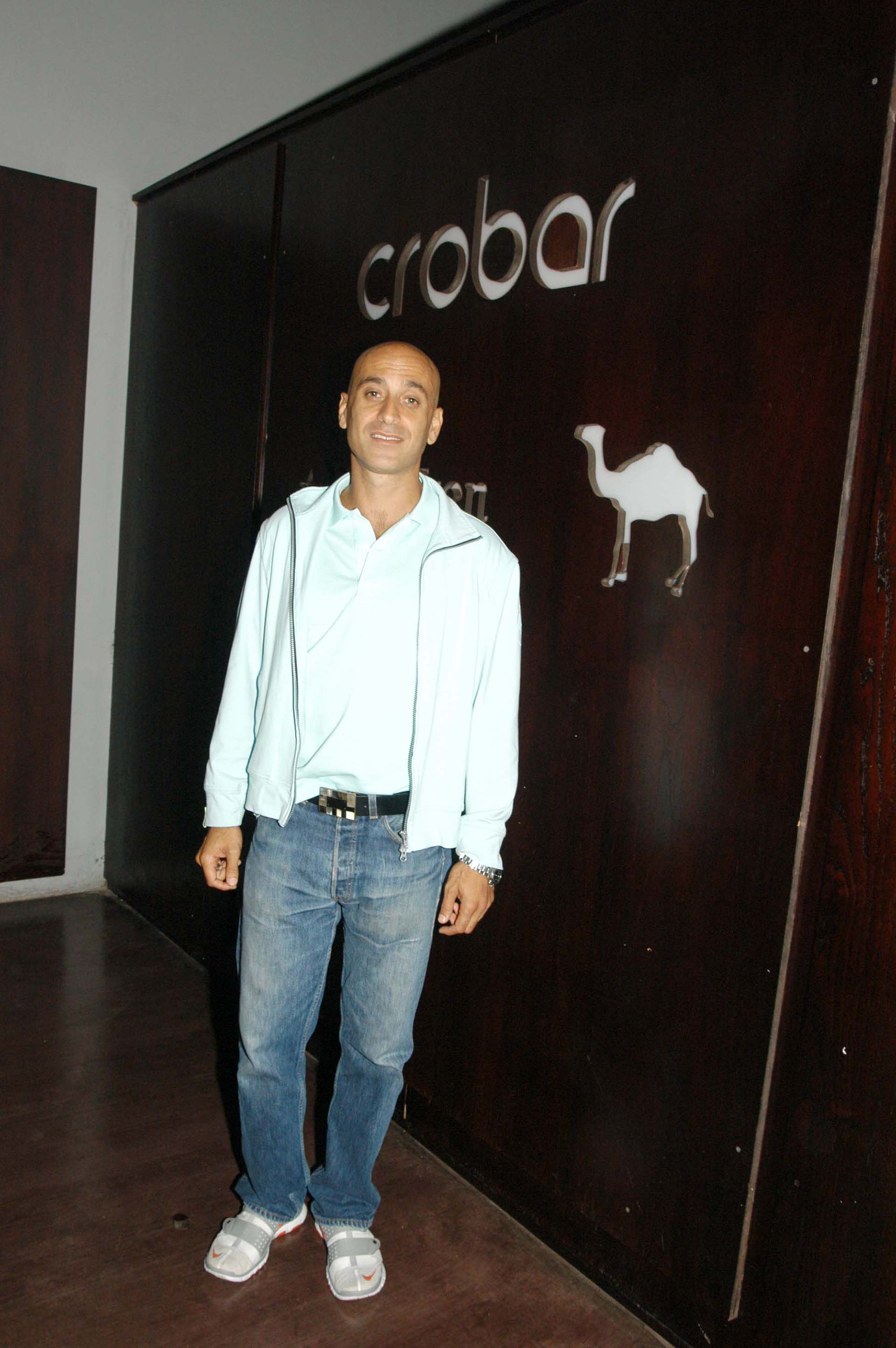 D'Alvia en la puerta de Crobar, uno de los míticos boliches que creó