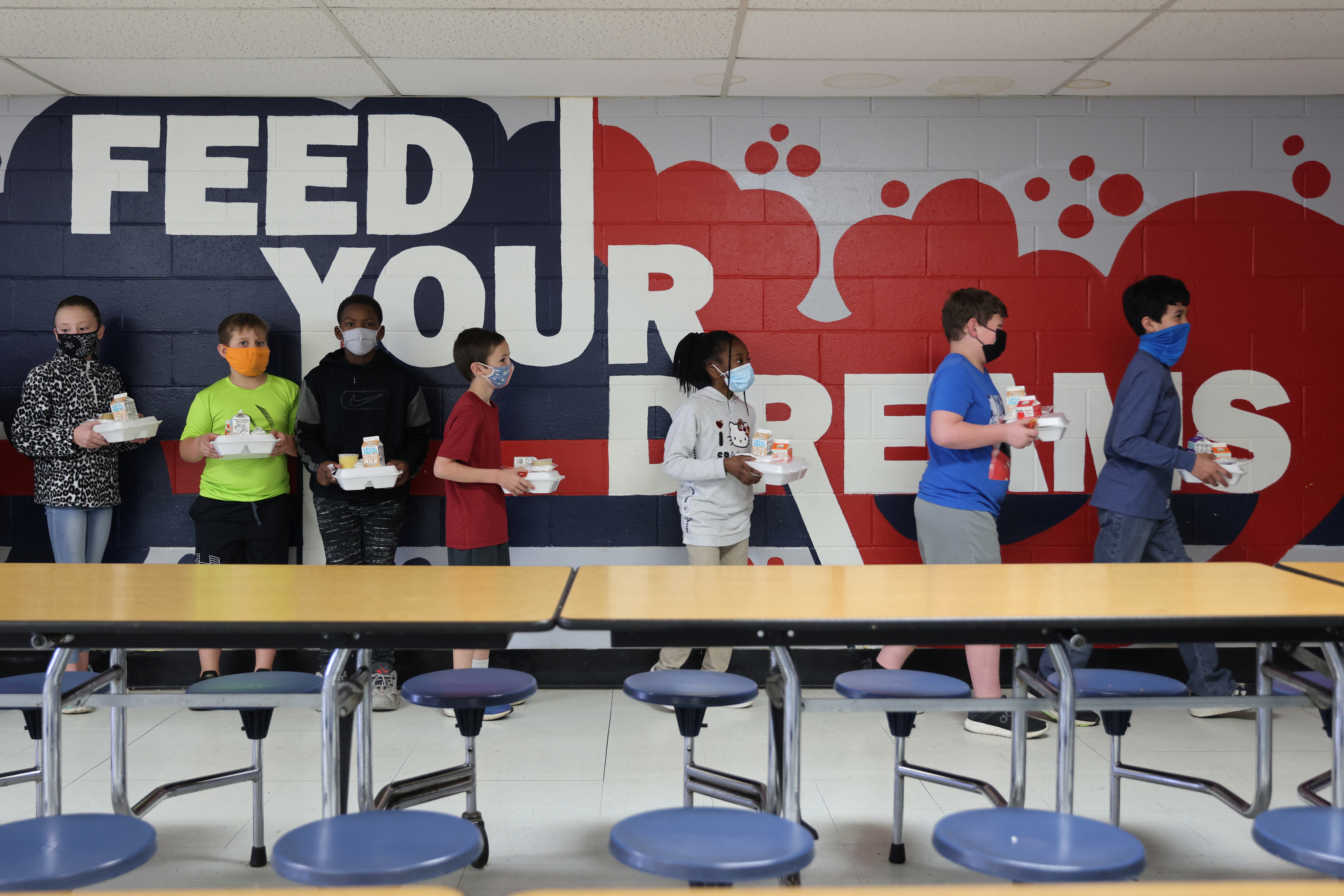 Filas para el almuerzo en una escuela de Mississippi (Reuters)