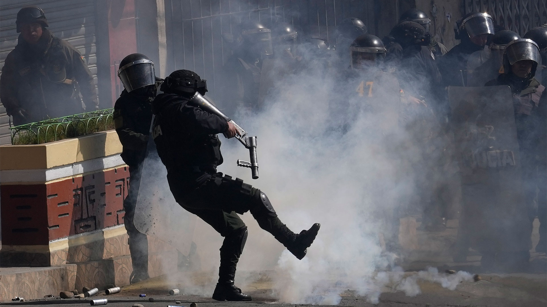 Policías lanzaron gases lacrimógenos (AP Photo/Juan Karita)