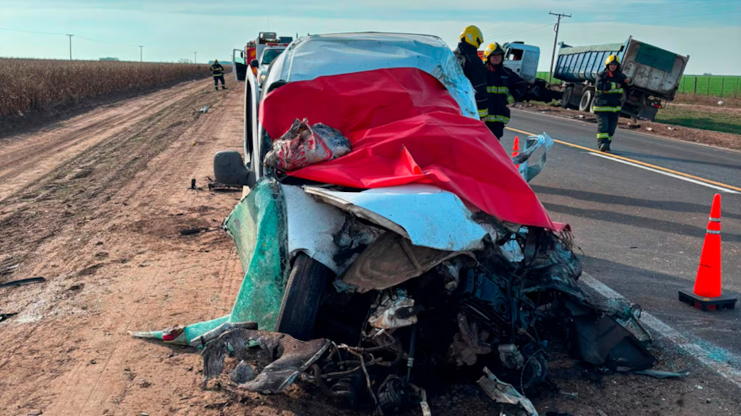 Choque fatal entre un utilitario y un cami&oacute;n en la Ruta 4 dej&oacute; dos muertos