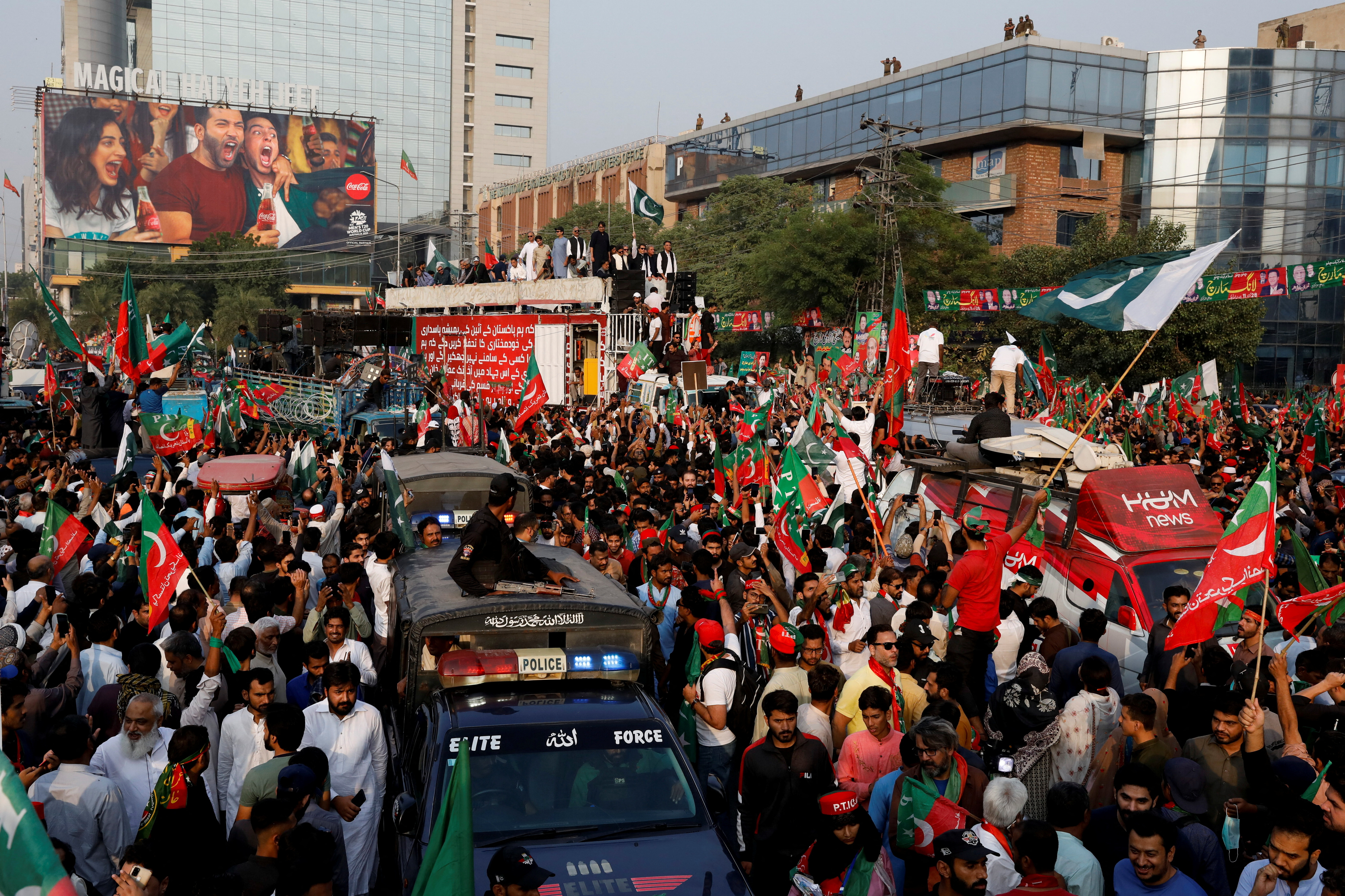 Imran Khan agita la bandera nacional en un camión ante sus partidarios, en Lahore, Pakistán, el 28 de octubre de 2022. REUTERS/Akhtar Soomro
