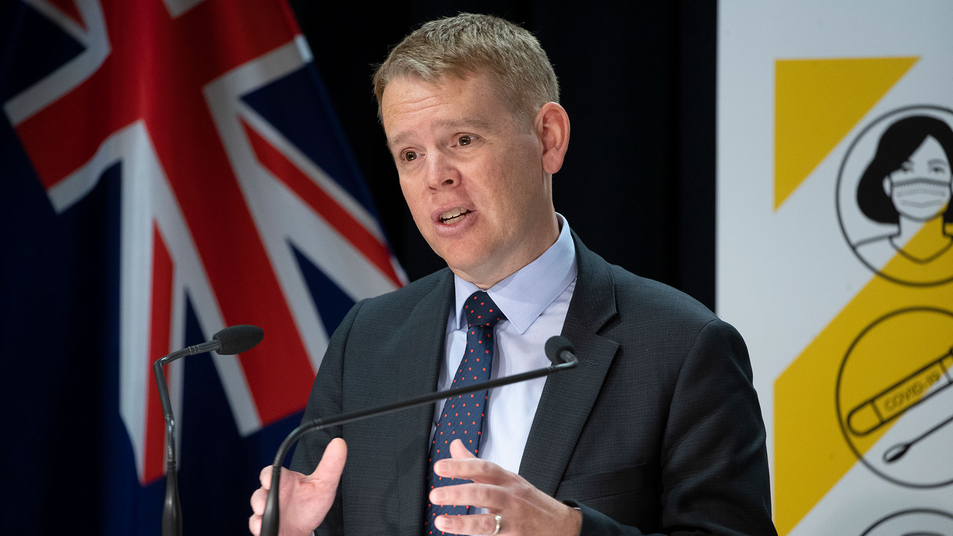 Chris Hipkins habla durante una actualización de la respuesta a COVID-19 en el Parlamento el 24 de noviembre de 2021 en Wellington, Nueva Zelanda. (Foto de Mark Mitchell - Pool/Getty Images/Archivo)