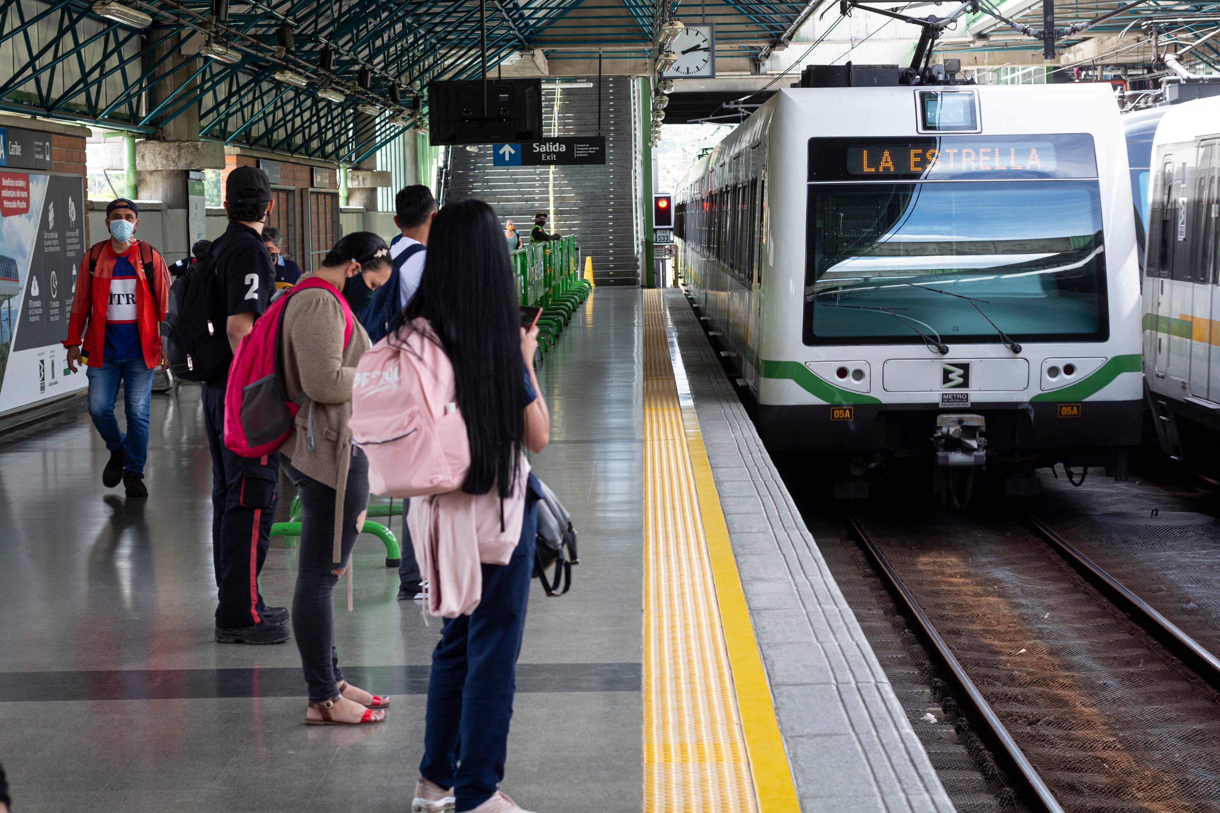 El metro de Medellín entregará excusas a quienes lleguen tarde por retrasos en el sistema de transporte
