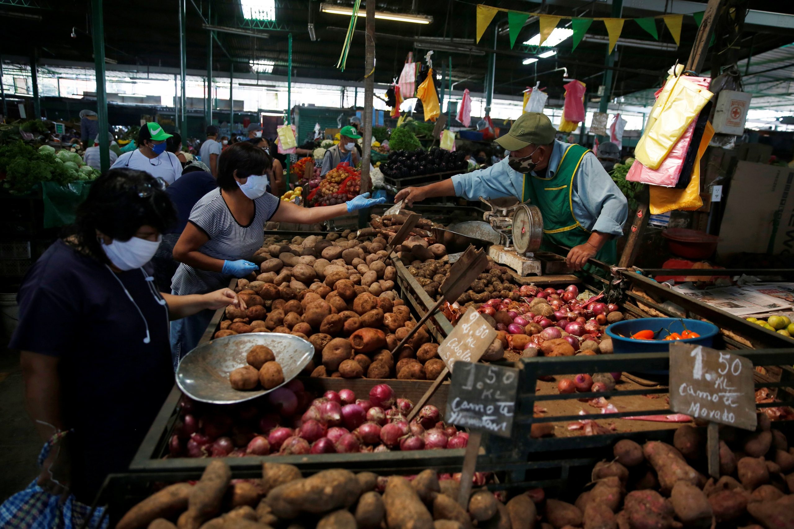 Limeños optan por alternativas más económicas ante alza de precios de alimentos
