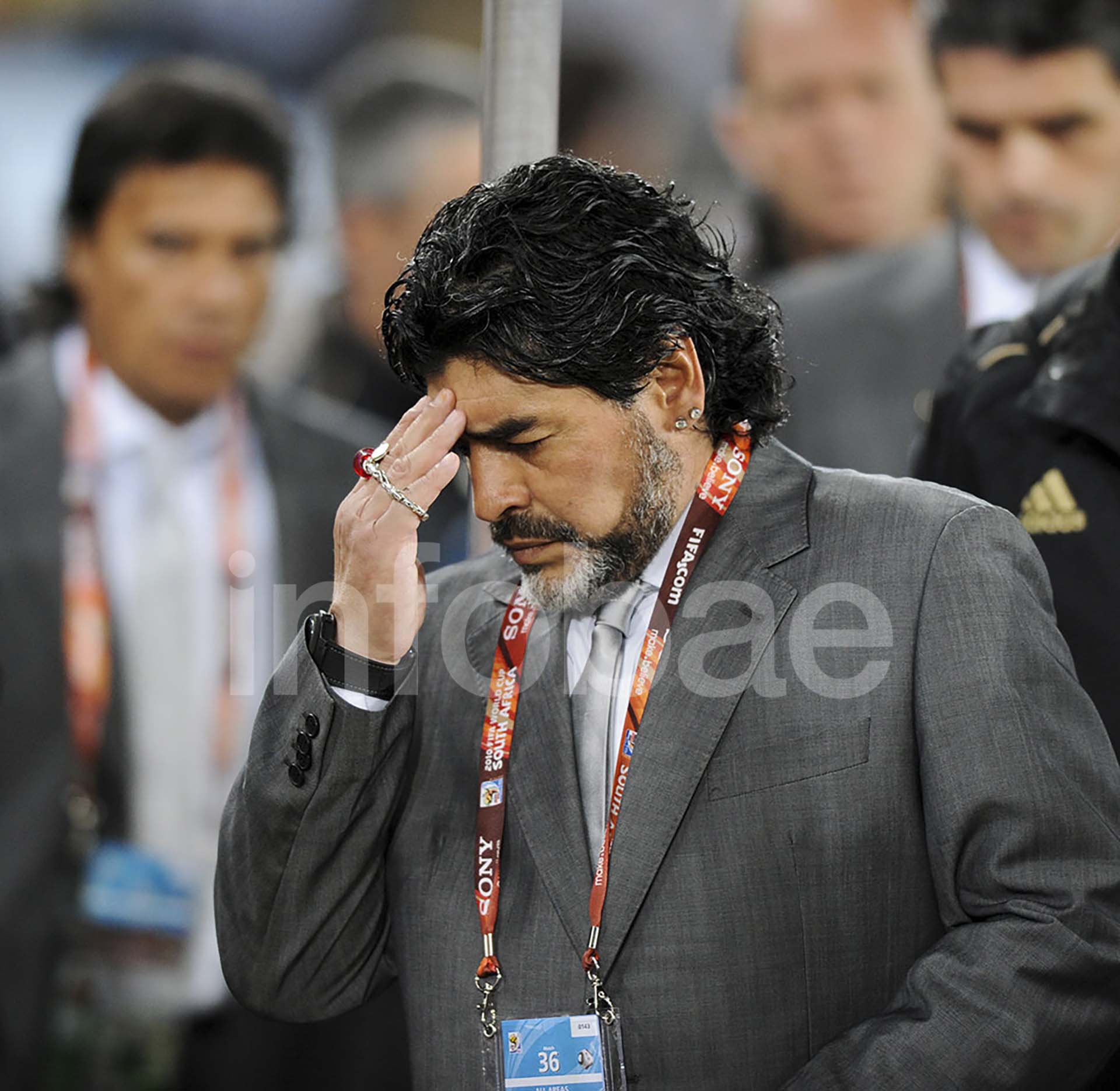 Diego Maradona se lamenta luego de la eliminación de Argentina a manos de Alemania tras sufrir una dura derrota en el 2010