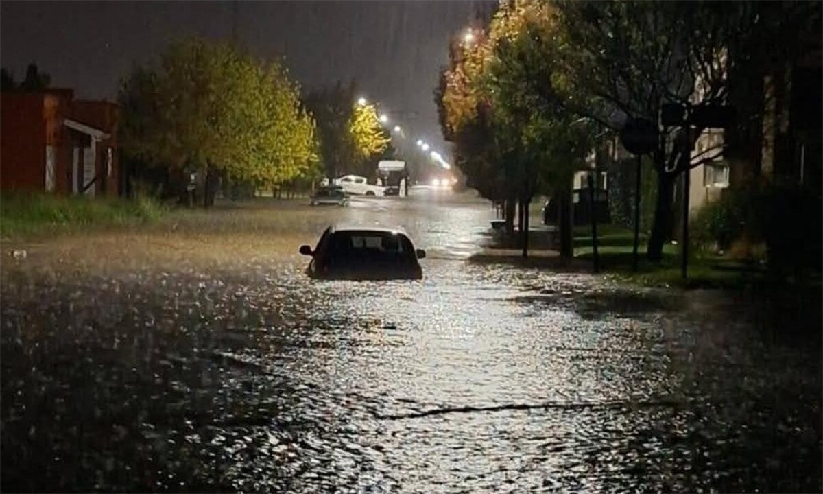 Temporal en Coronel Su&aacute;rez: la tormenta dej&oacute; m&aacute;s de 100 mm de lluvia, calles cortadas y autos inundados 
