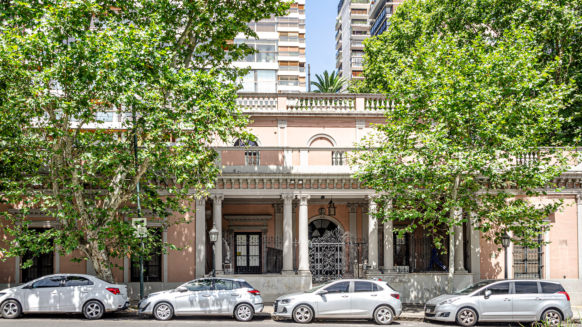 Cuánto Cuesta Y Los Detalles Del Señorial Interior De La Casa En Venta