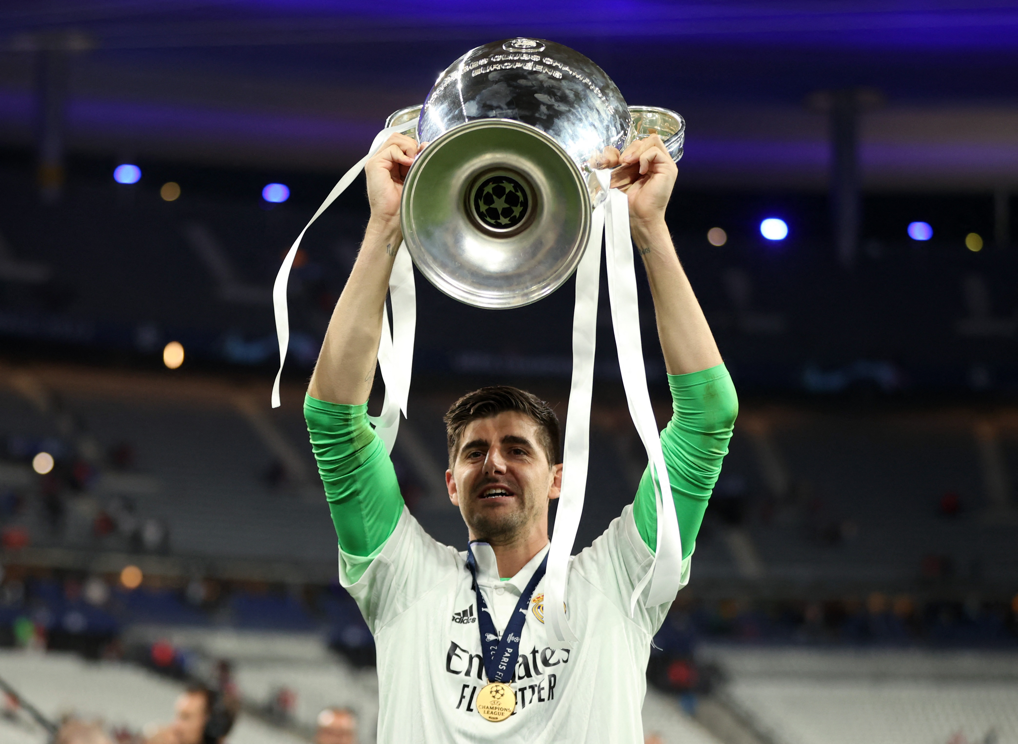 Thibaut Courtois celebrates winning the champions league with the trophy | REUTERS/Molly Darlington