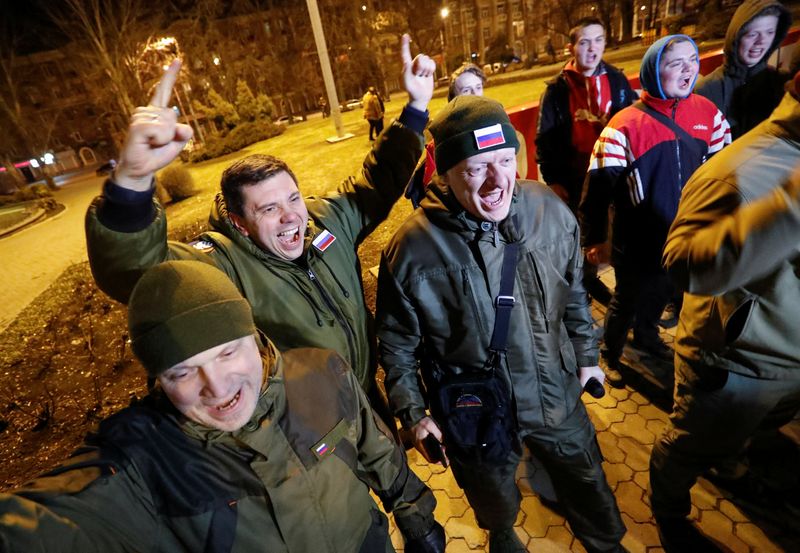 Activistas prorrusos después de que Vladimir Putin reconoció a las dos regiones secesionistas como independientes 
