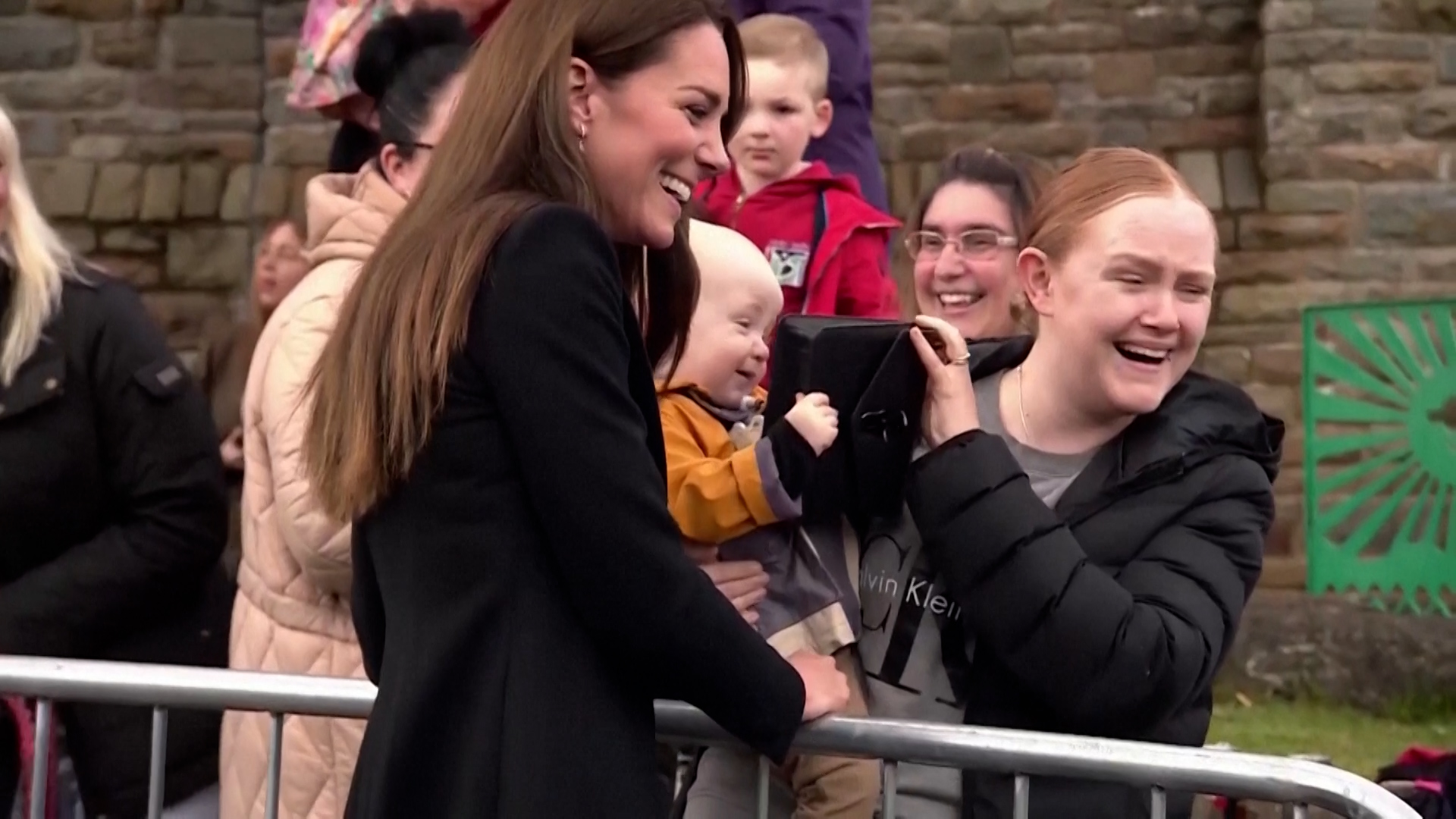 Un bebé hizo que Kate Middleton “sufriera” por un bolso cotizado en 900 dólares 