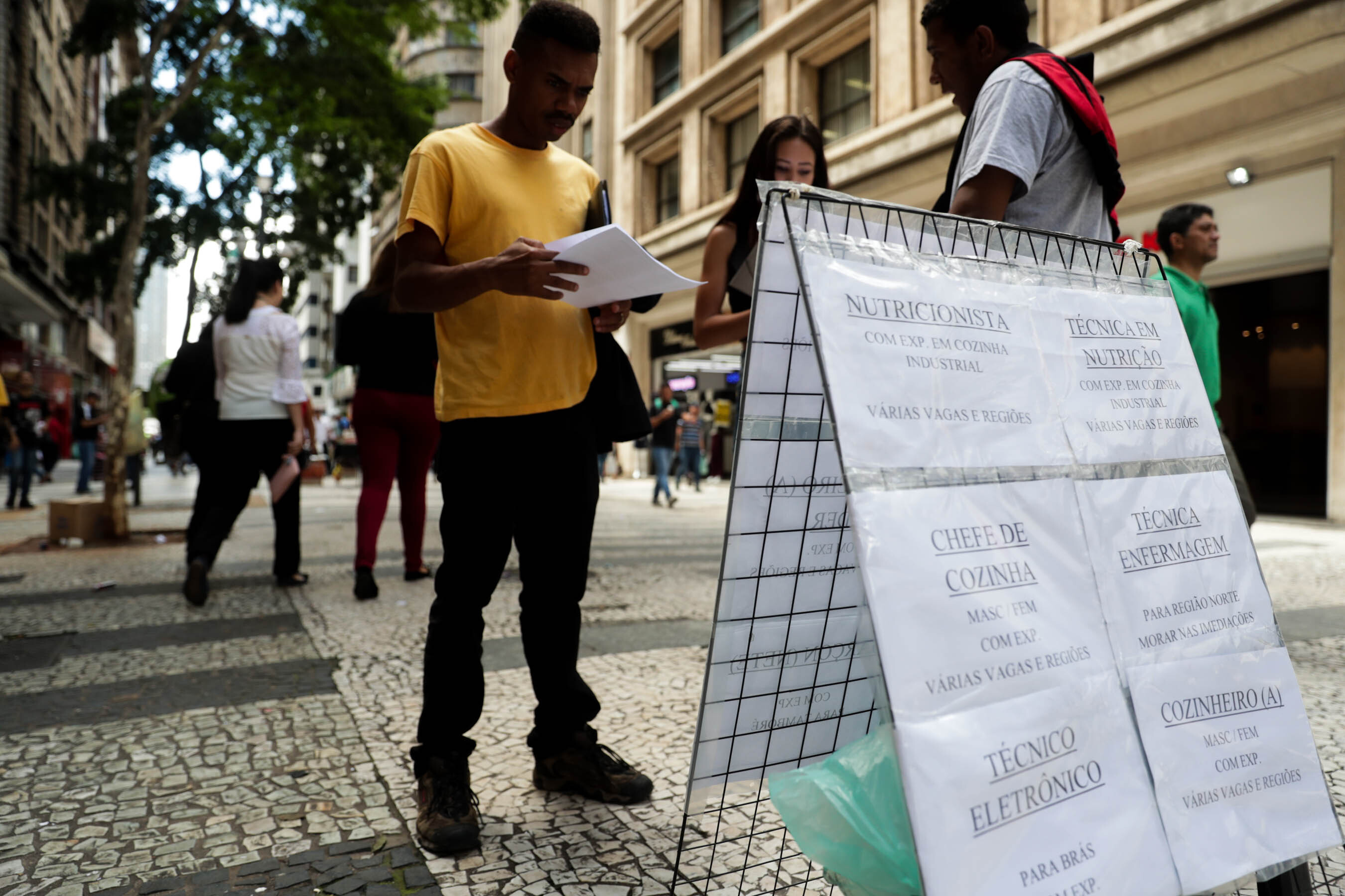 Varias personas observan carteles que muestran ofertas de empleo en el centro de San Pablo (EFE/Fernando Bizerra Jr./Archivo)