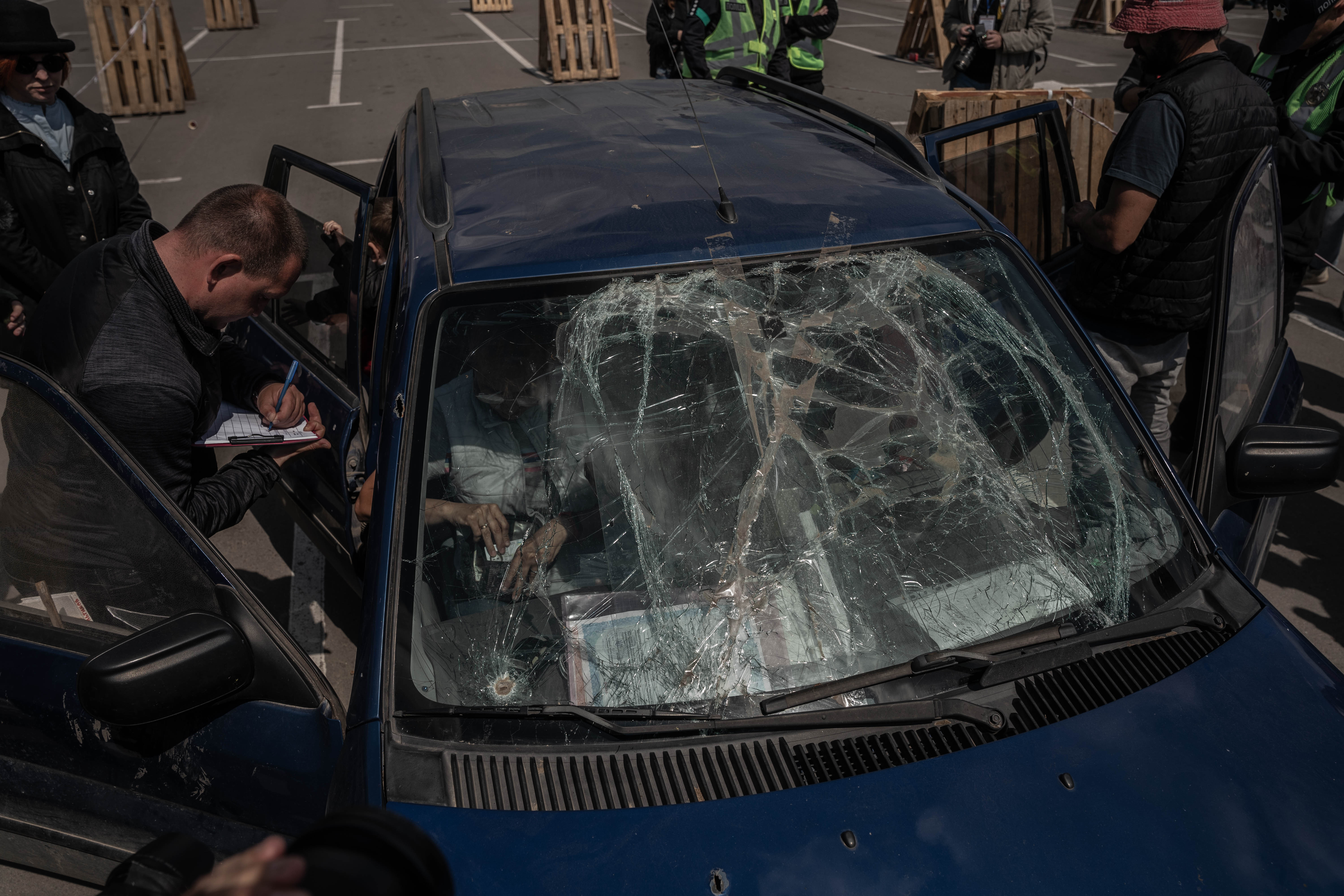 El auto de Dima, que salió de Mariupol rumbo a Zaporizhzhia, para escapar de las tropas rusas que ocupan la ciudad (Foto: Franco Fafasuli)