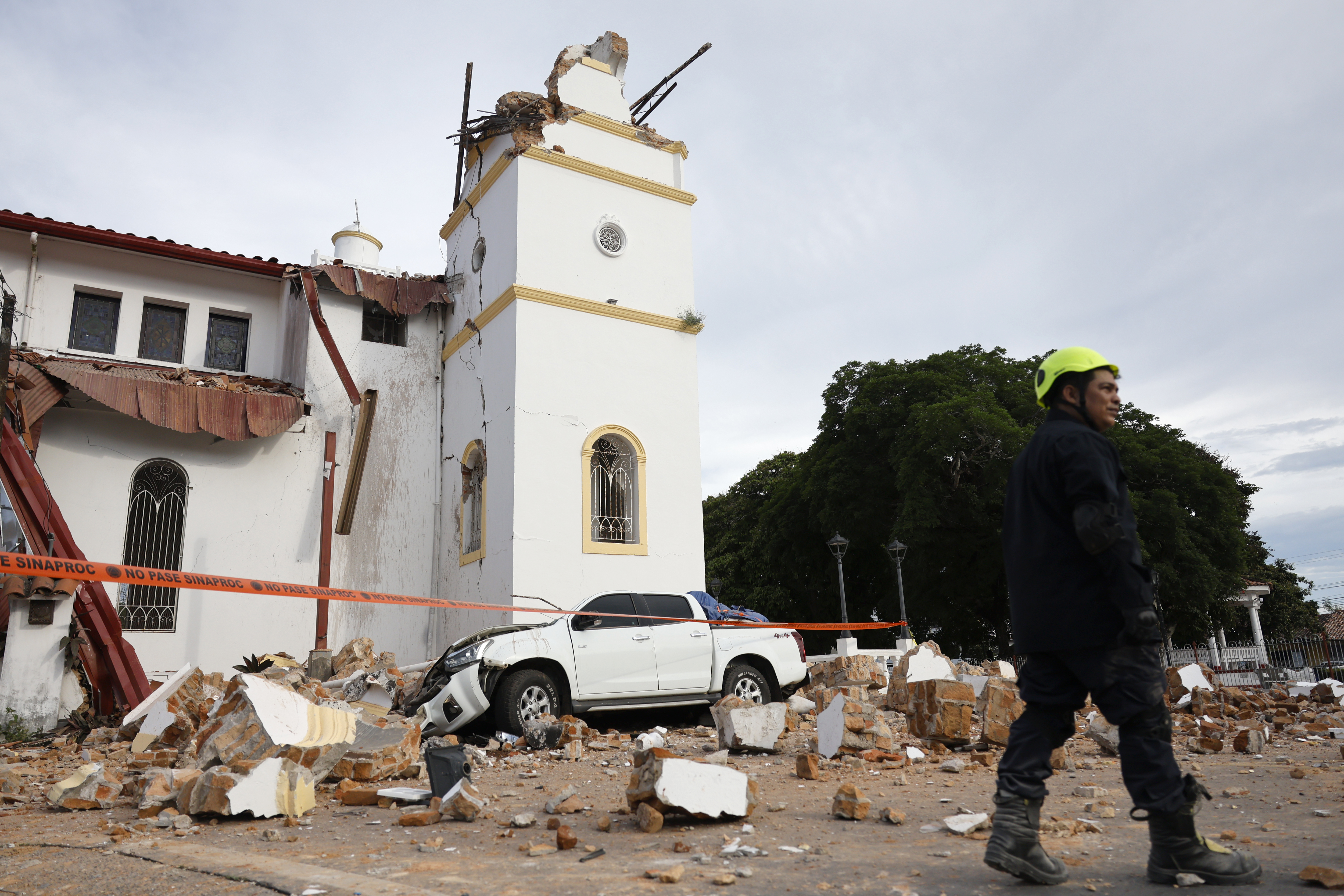Damnificados del sismo en Panamá claman por ayuda humanitaria mientras el Gobierno enfrenta dificultades para llegar a zonas remotas