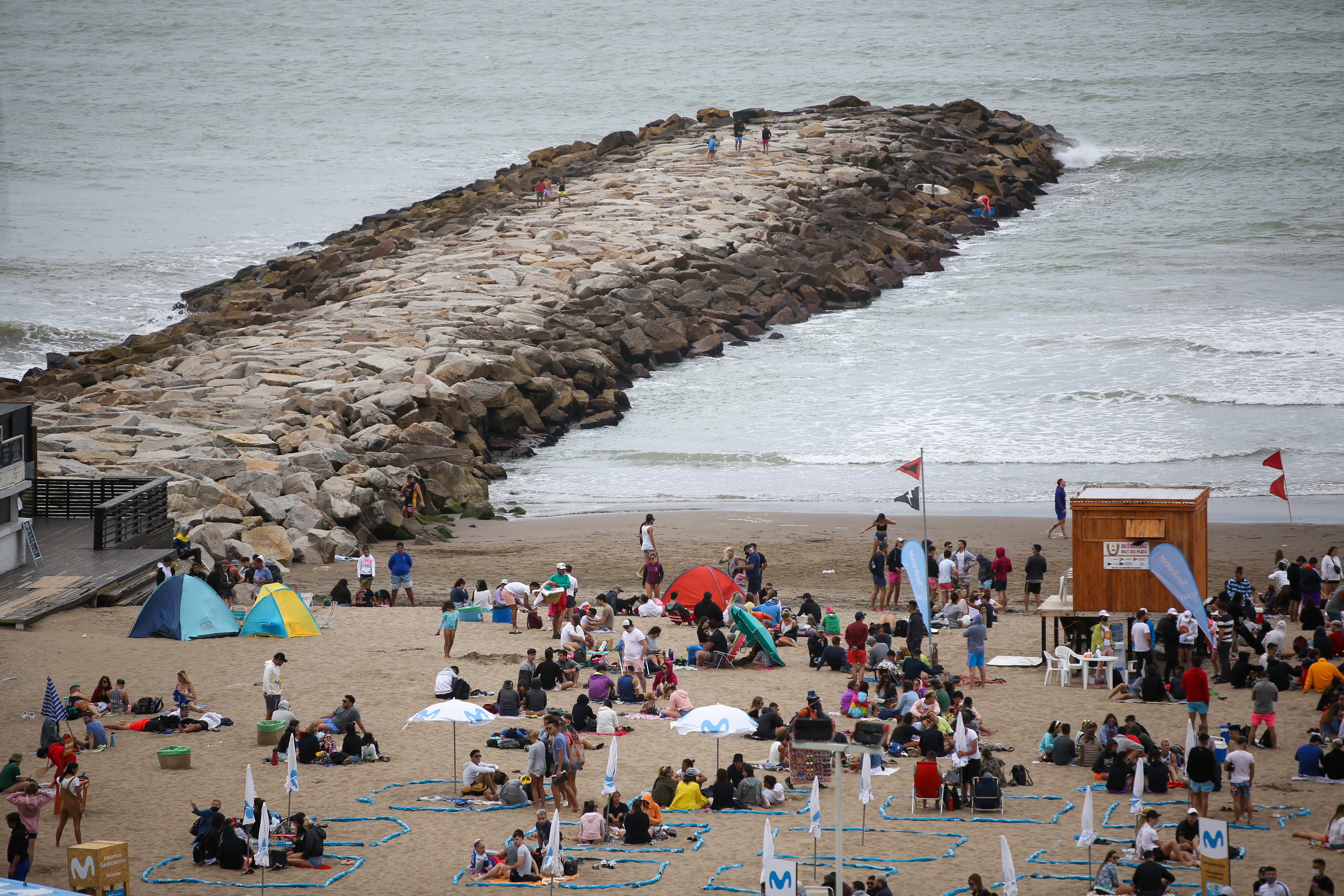 En Mar del Plata, el alquiler de carpa en los balnearios oscila entre los $2.500 y los $4.000. Las sombrillas pueden alquilarse por $1.500 o $3.000 dependiendo el parador y su ubicación