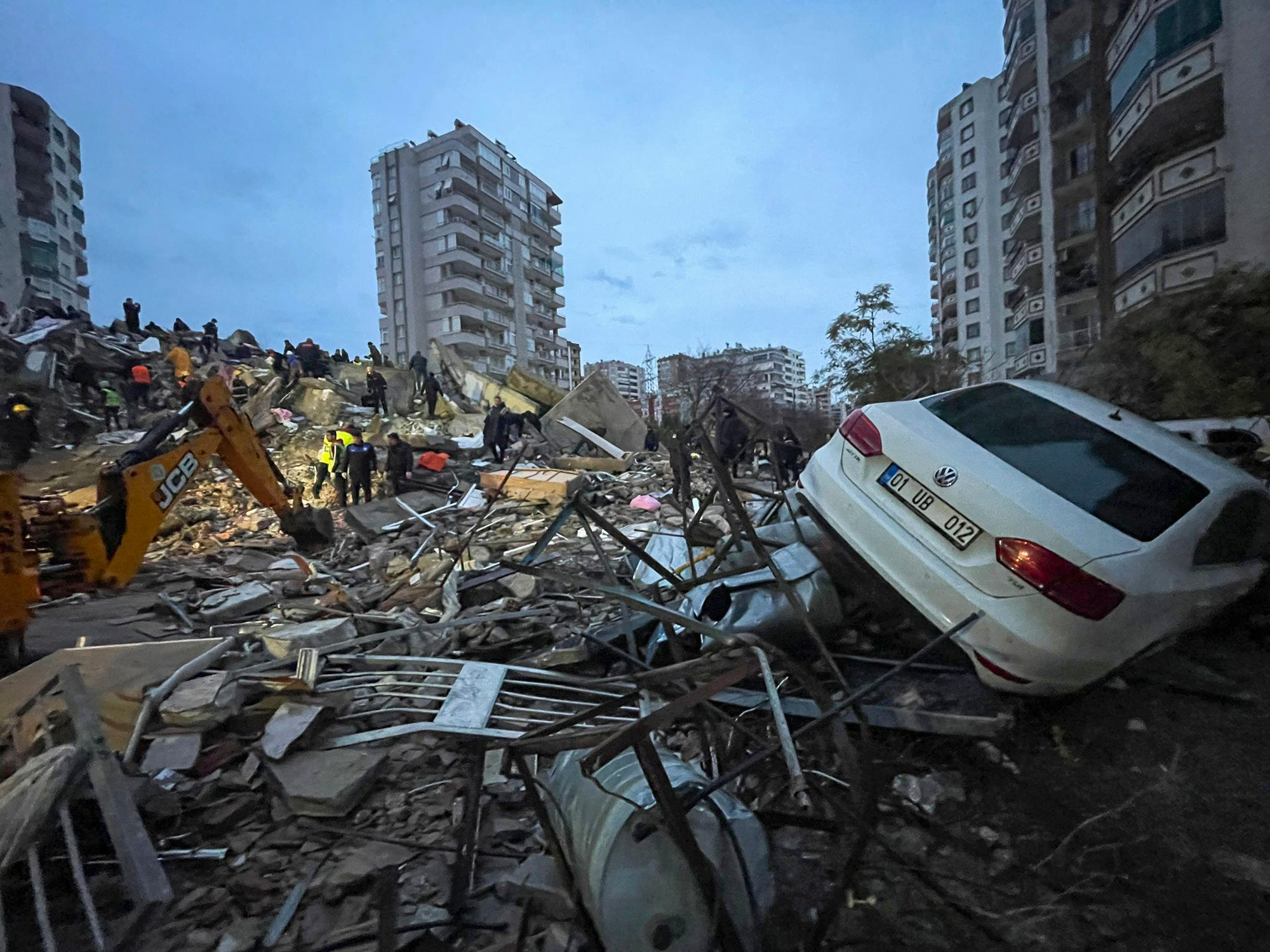 Cuadrillas de socorristas buscan entre los escombros de un edificio a sobrevivientes tras un sismo, en Adana, Turquía, el lunes 6 de febrero de 2023. (DIA Images vía AP)