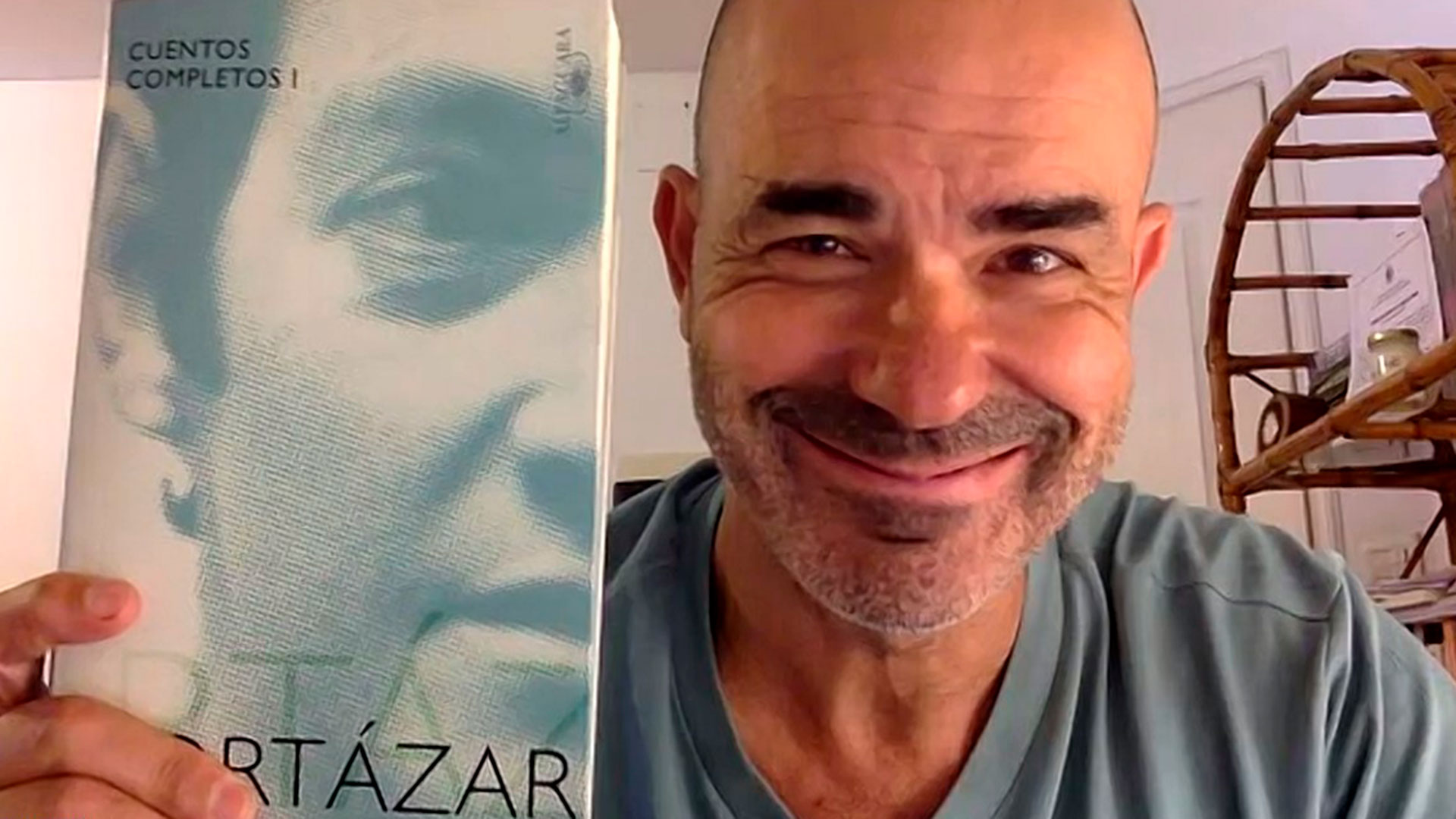 Eduardo Sacheri lee el cuento de Julio Cortázar que le enseñó algo fundamental: escuchalo acá