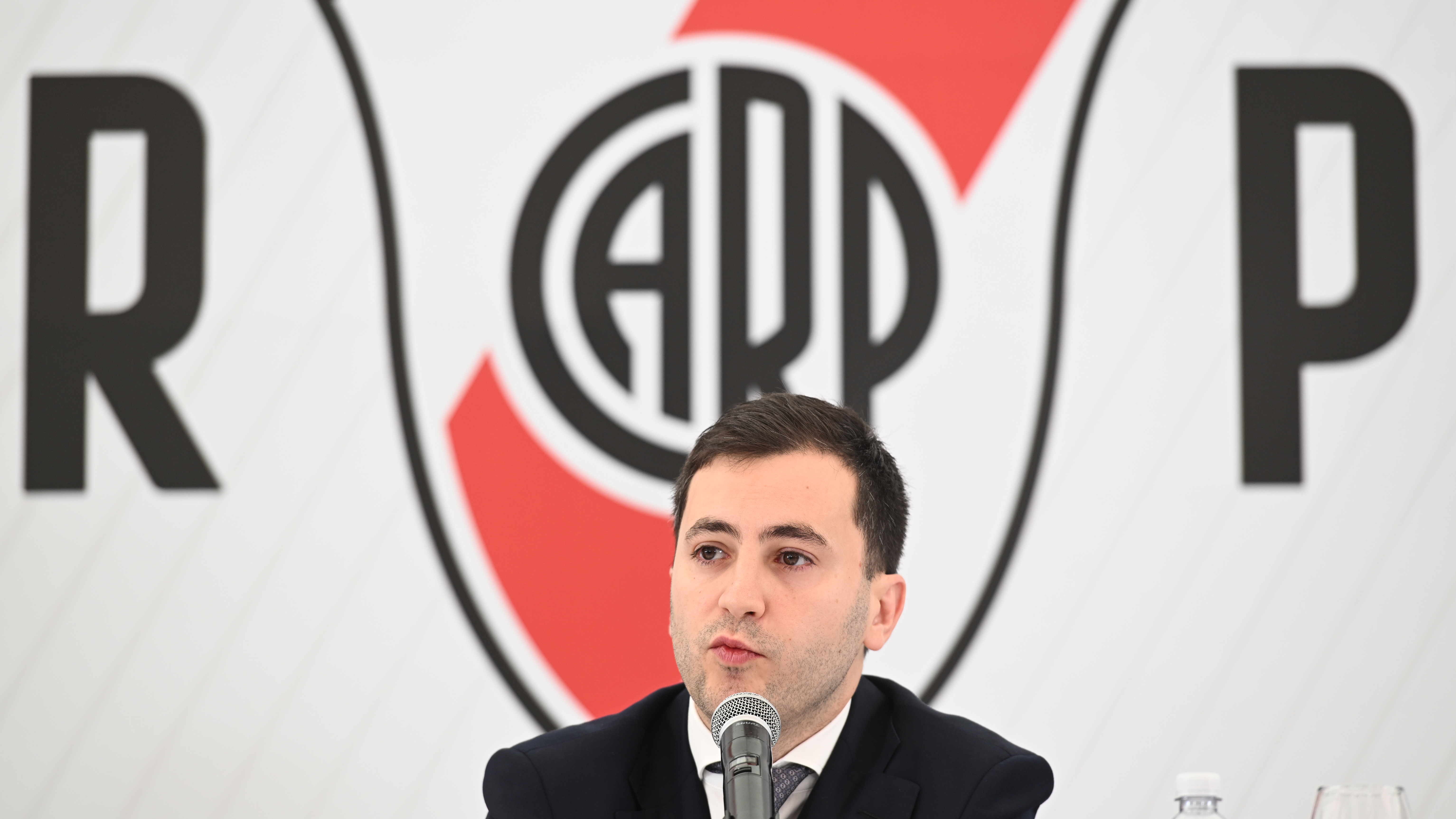 El presidente de River respald&oacute; a Coudet y dijo que fue un error la forma en que apartaron a figuras del plantel