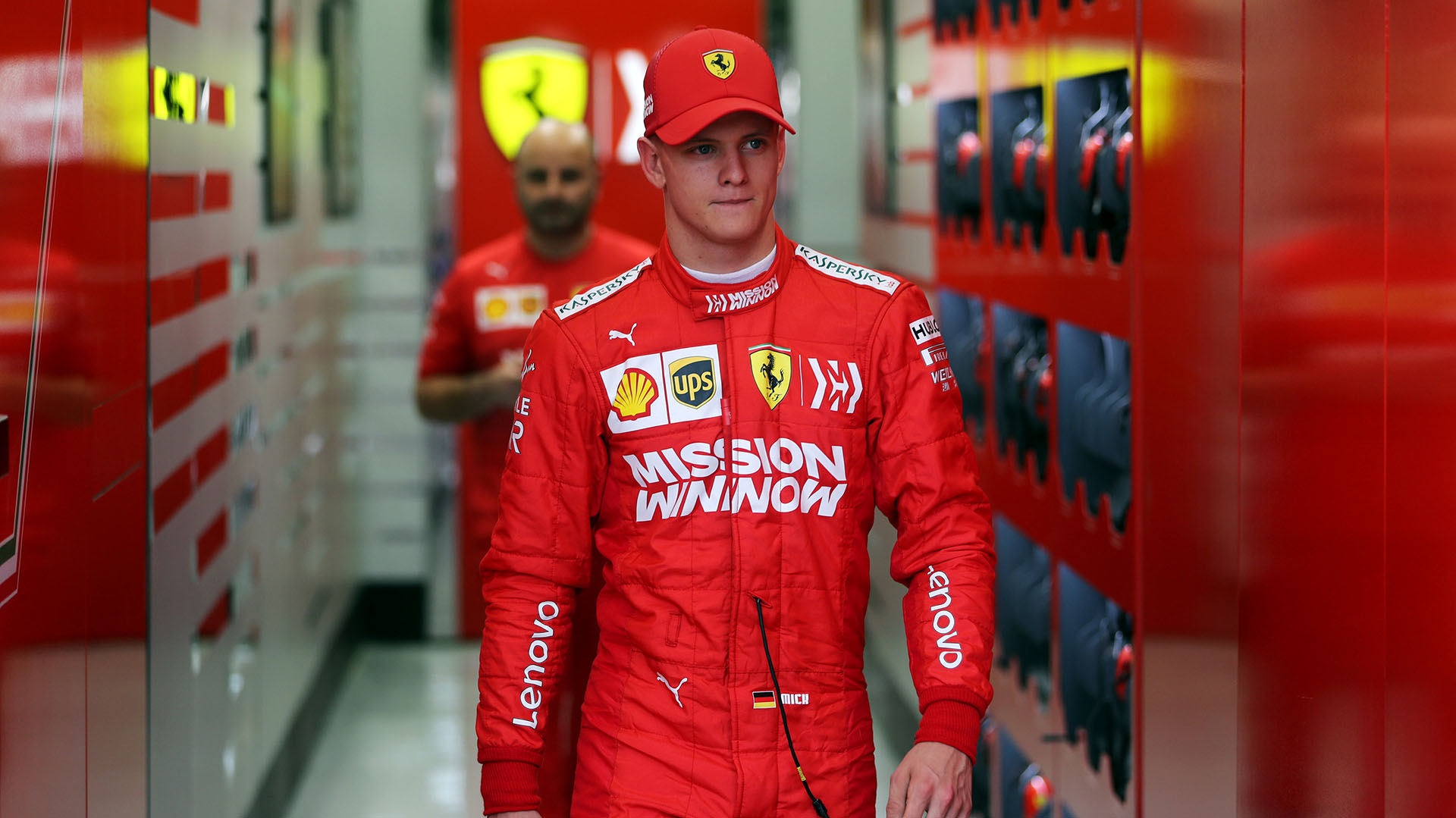 Mick Schumacher sale del garaje de Fórmula Uno de Ferrari durante las pruebas (REUTERS / Hamad I Mohammed)