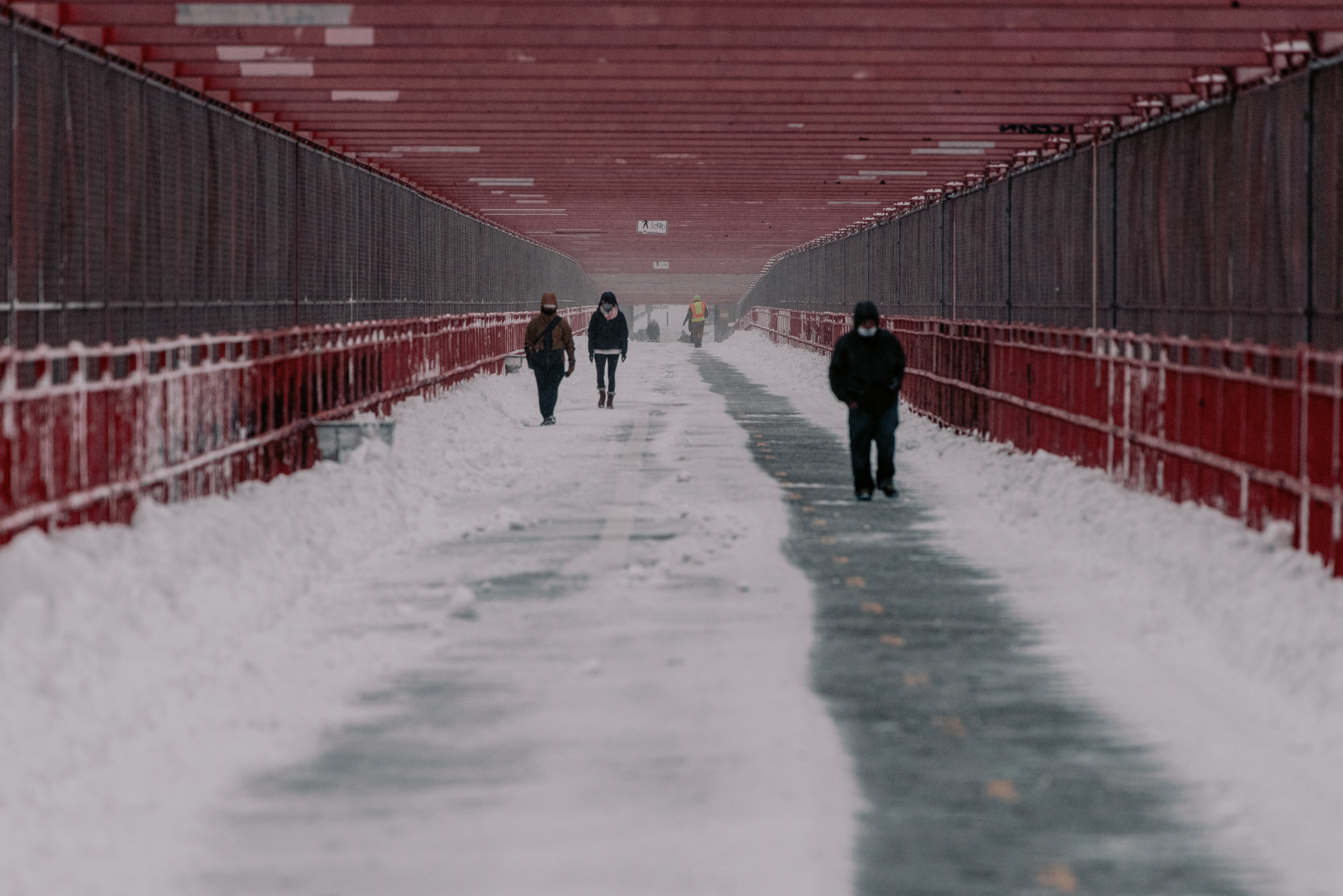 Personas cruzan el puente de Williamsburg bajo la nieve (Scott Heins/Getty Images/AFP)