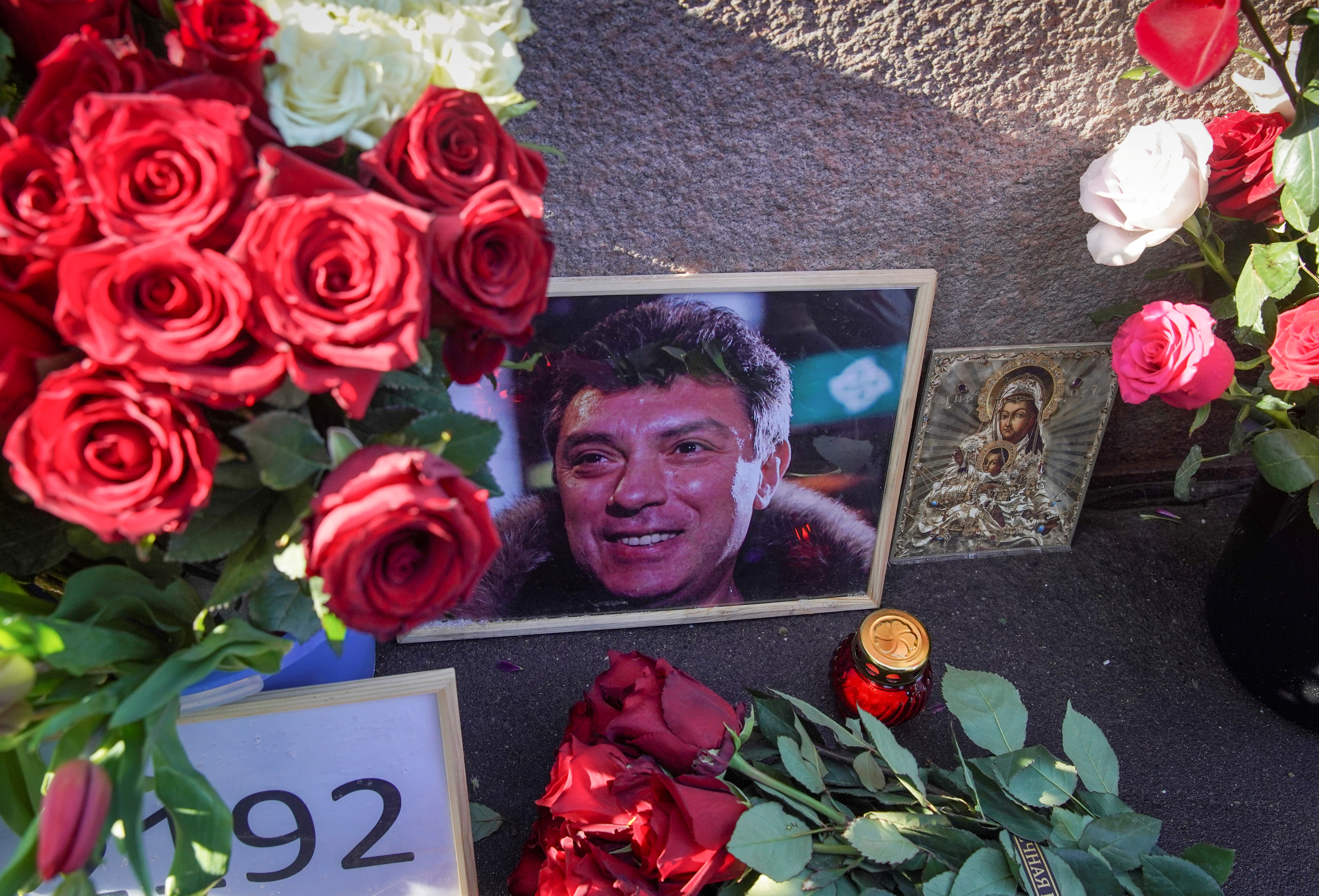 Nemtsov è stato ucciso nel 2015 da un proiettile alla schiena mentre attraversava un ponte davanti al Cremlino (REUTERS/Tatyana Makeeva).
