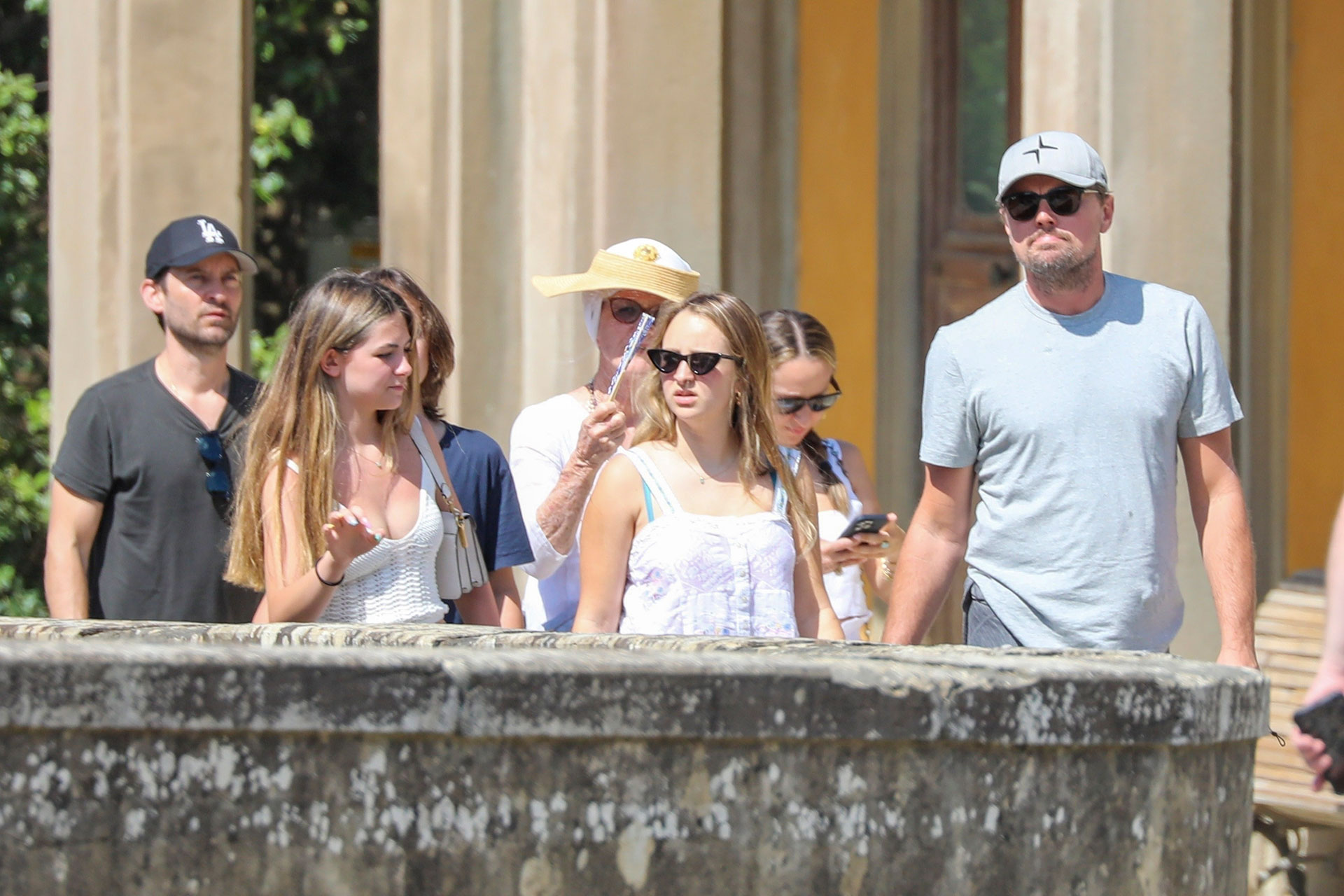 Leonardo DiCaprio continúa disfrutando de sus días de vacaciones en Italia. El actor estuvo en Capri y luego se trasladó a Florencia para disfrutar junto al actor Tobey Maguire y su familia. Durante el paseo, intentó pasar desapercibido luciendo lentes de sol y una gorra