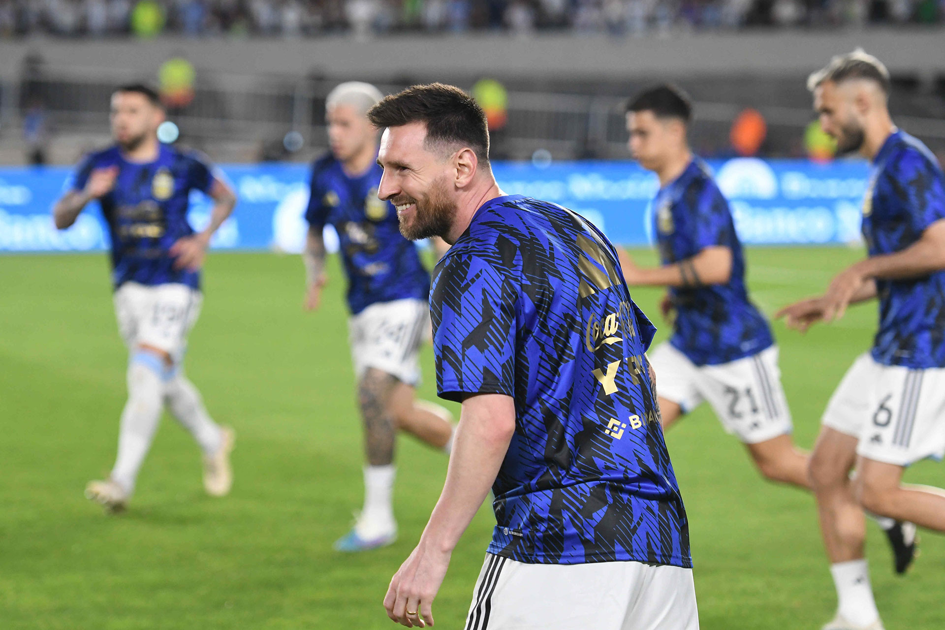 Leo Messi has fun and smiles with his teammates before the game 