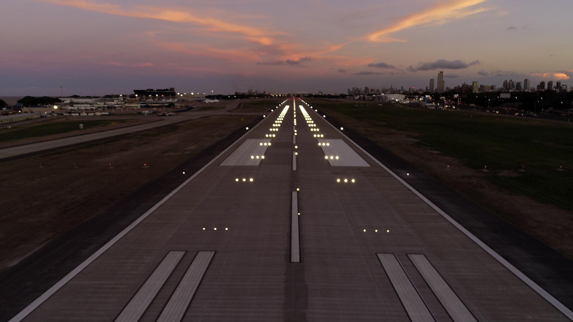 El nuevo balizamiento categoría II de la pista del Aeroparque, antes de su reapertura en 2021