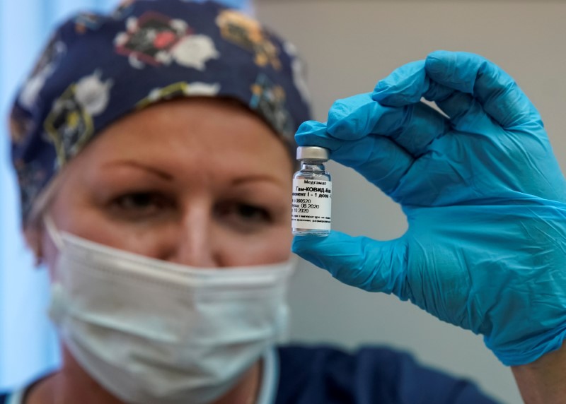 Foto de archivo. Una enfermera muestra la vacuna rusa "Sputnik-V" contra COVID-19 en una clínica en Moscú, Rusia. 17 de septiembre de 2020.  REUTERS/Tatyana Makeyeva