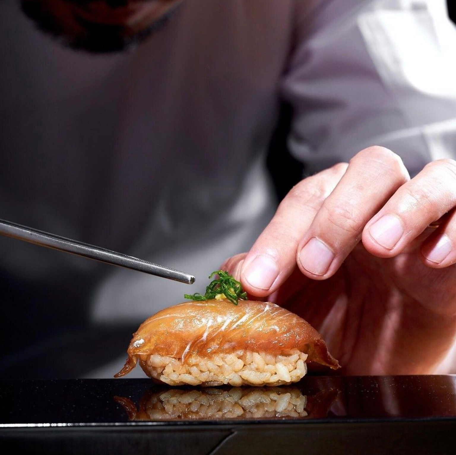 Uni Omakase es un ambiente privado y exclusivo donde se entabla una relación de intimidad y confianza entre el itamae y los invitados. Una barra, doce lugares y una experiencia sensorial única (Instagram)