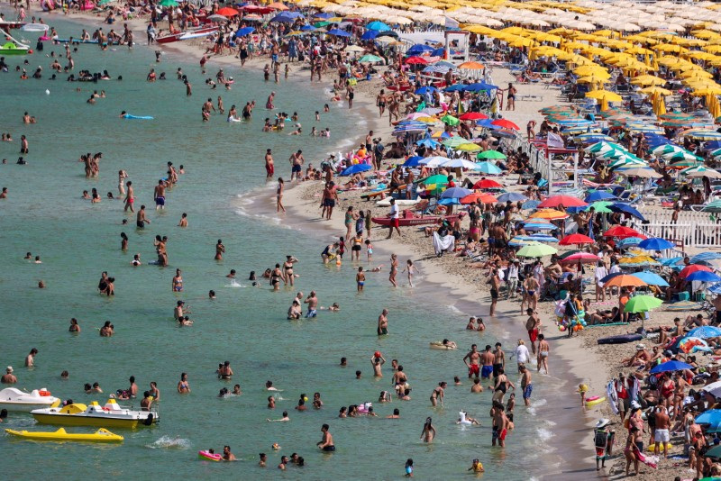Una ciudad italiana limita el uso de sombrillas a ba&ntilde;istas de entre 10 y 65 a&ntilde;os en una pol&eacute;mica medida: las razones