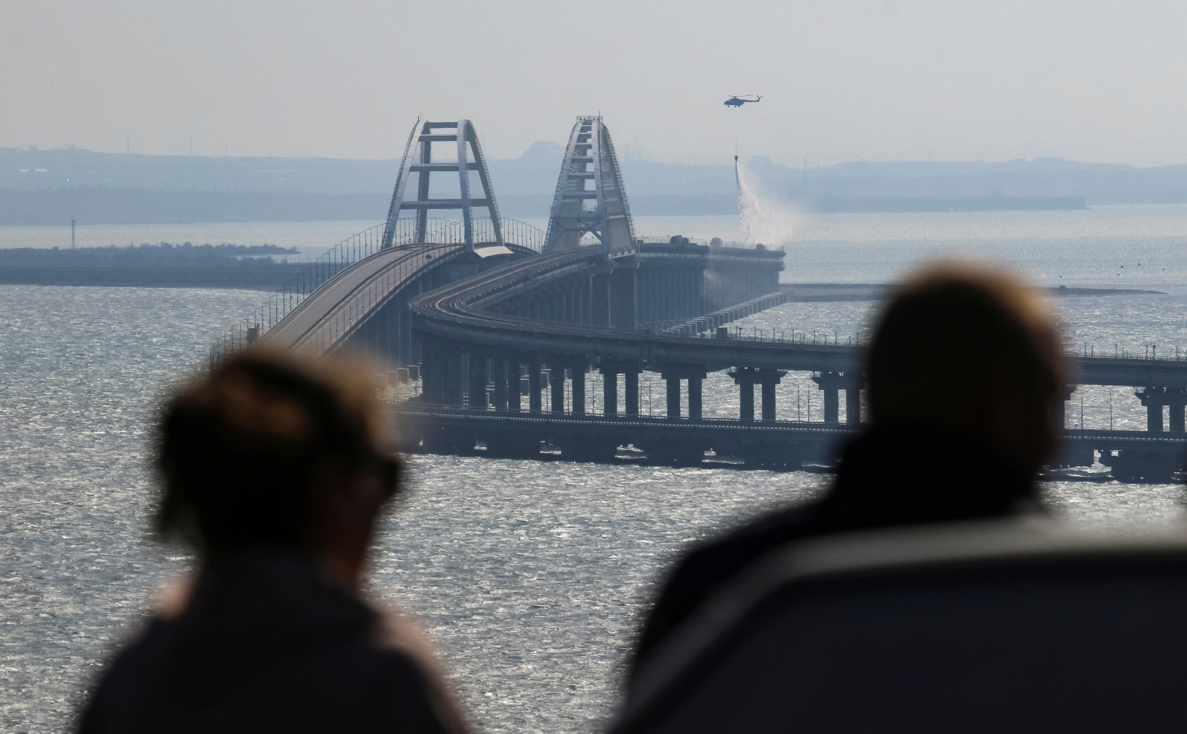 Dos personas observan los daños en el puente (REUTERS/Stringer)