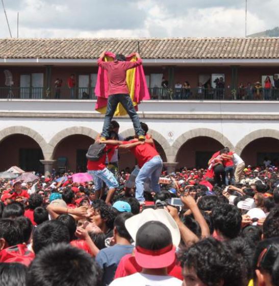Semana Santa en Ayacucho: torres humanas del 'Pascua Toro'. (Foto: Captura)