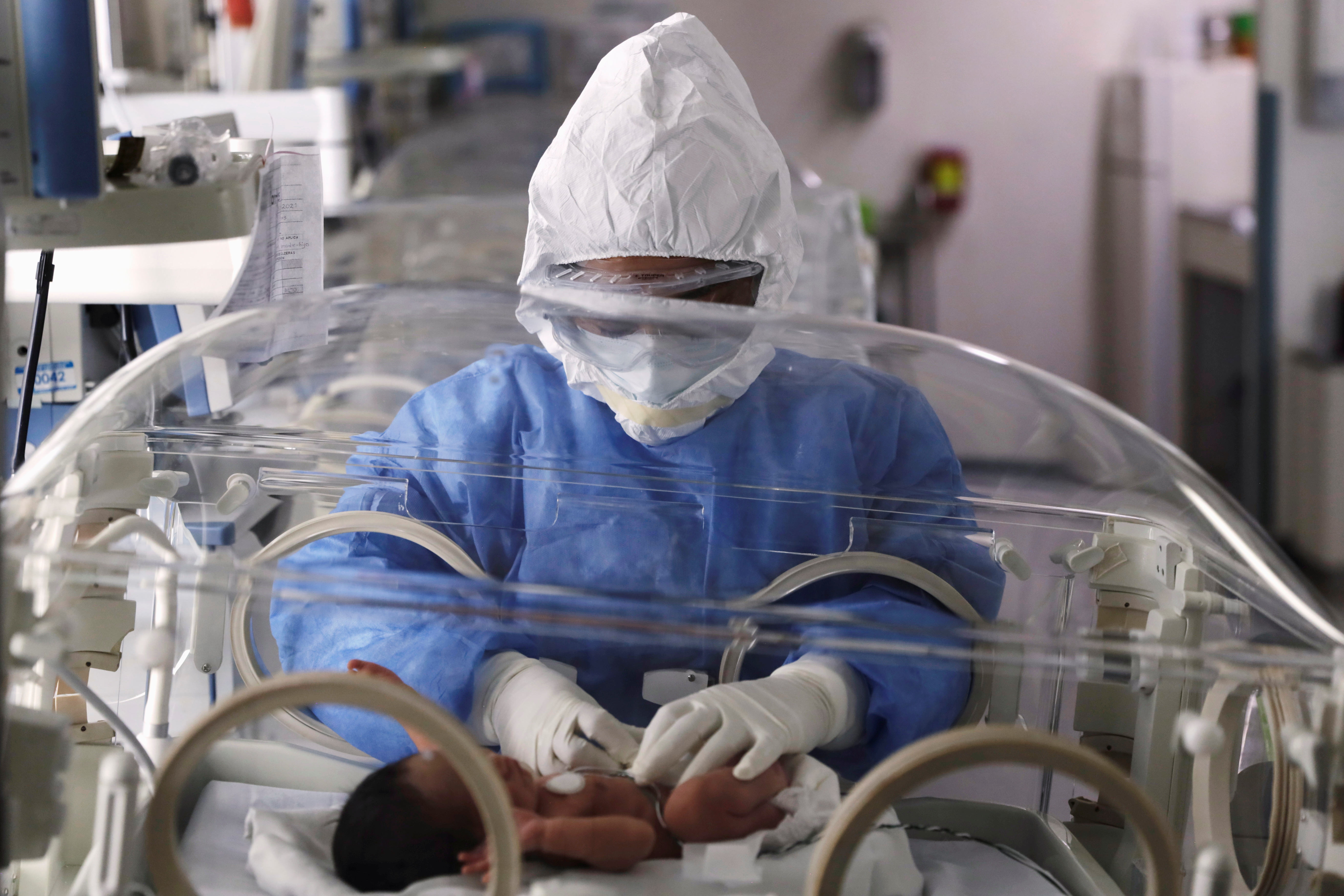 Una enfermera monitorea los signos vitales de un recién nacido infectado con coronavirus en Toluca, México (REUTERS/Luis Cortes)