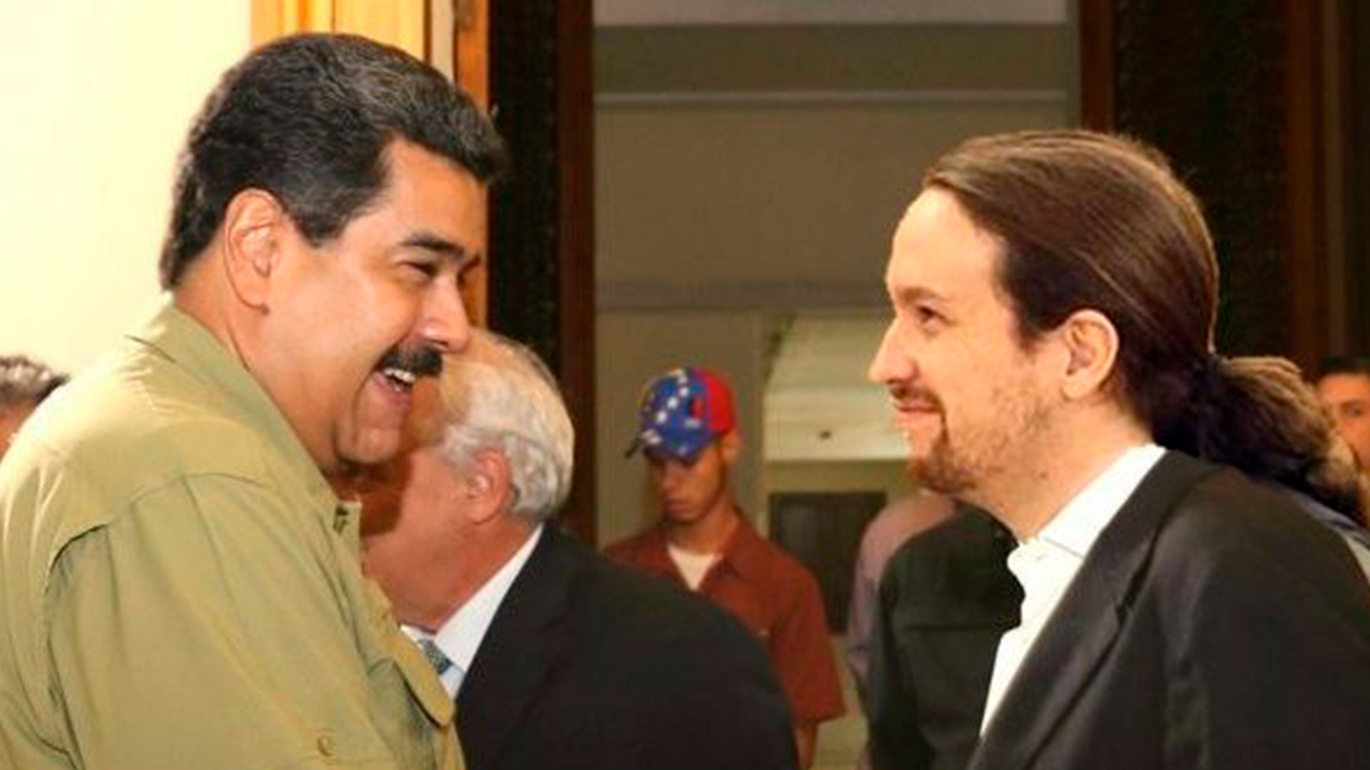 El dictador Nicolas Maduro saluda a Pablo Iglesias, máximo referente de Podemos y actual vicepresidente de España