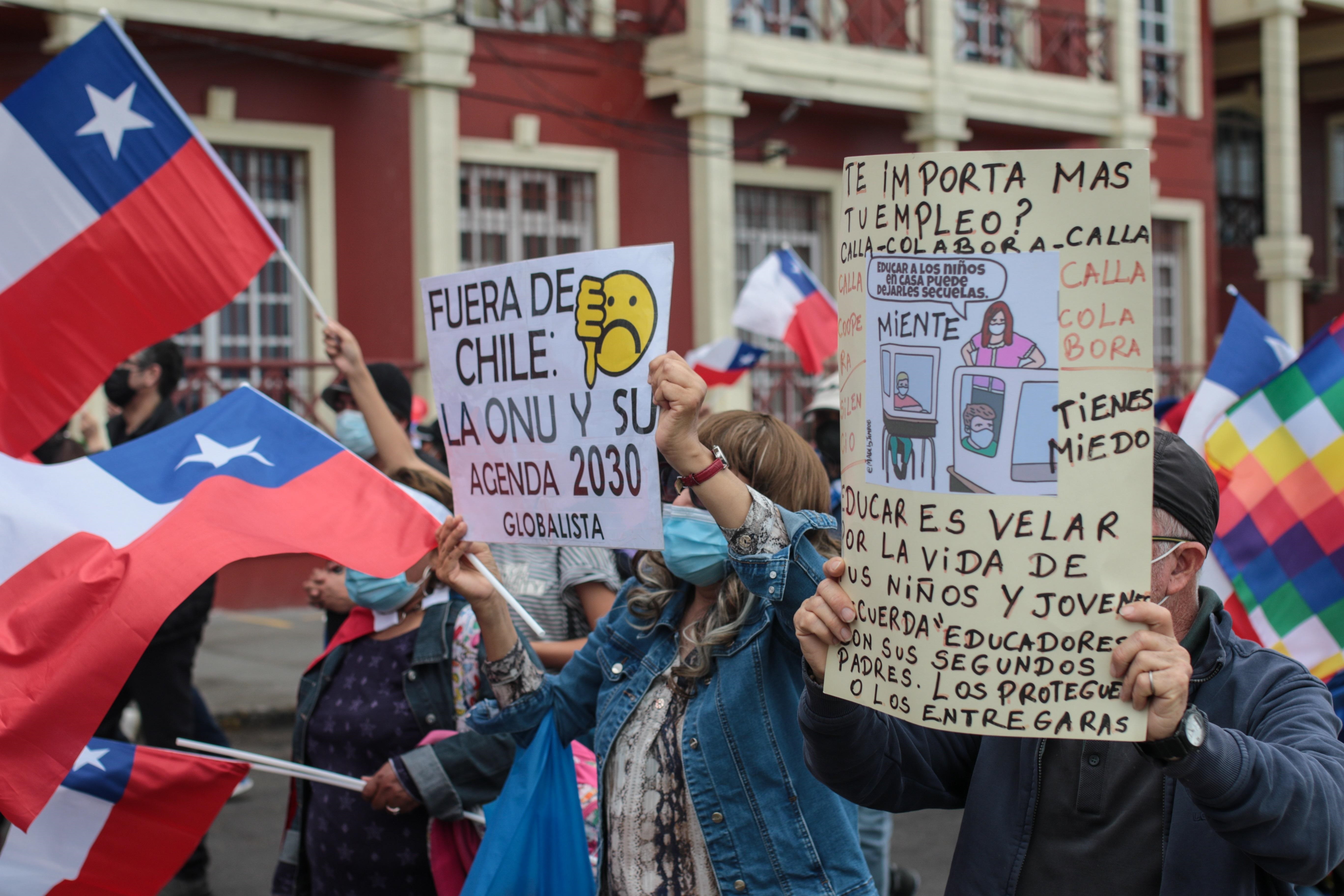Manifestantes en contra de la migración en Iquique (EFE/Johan Berna)