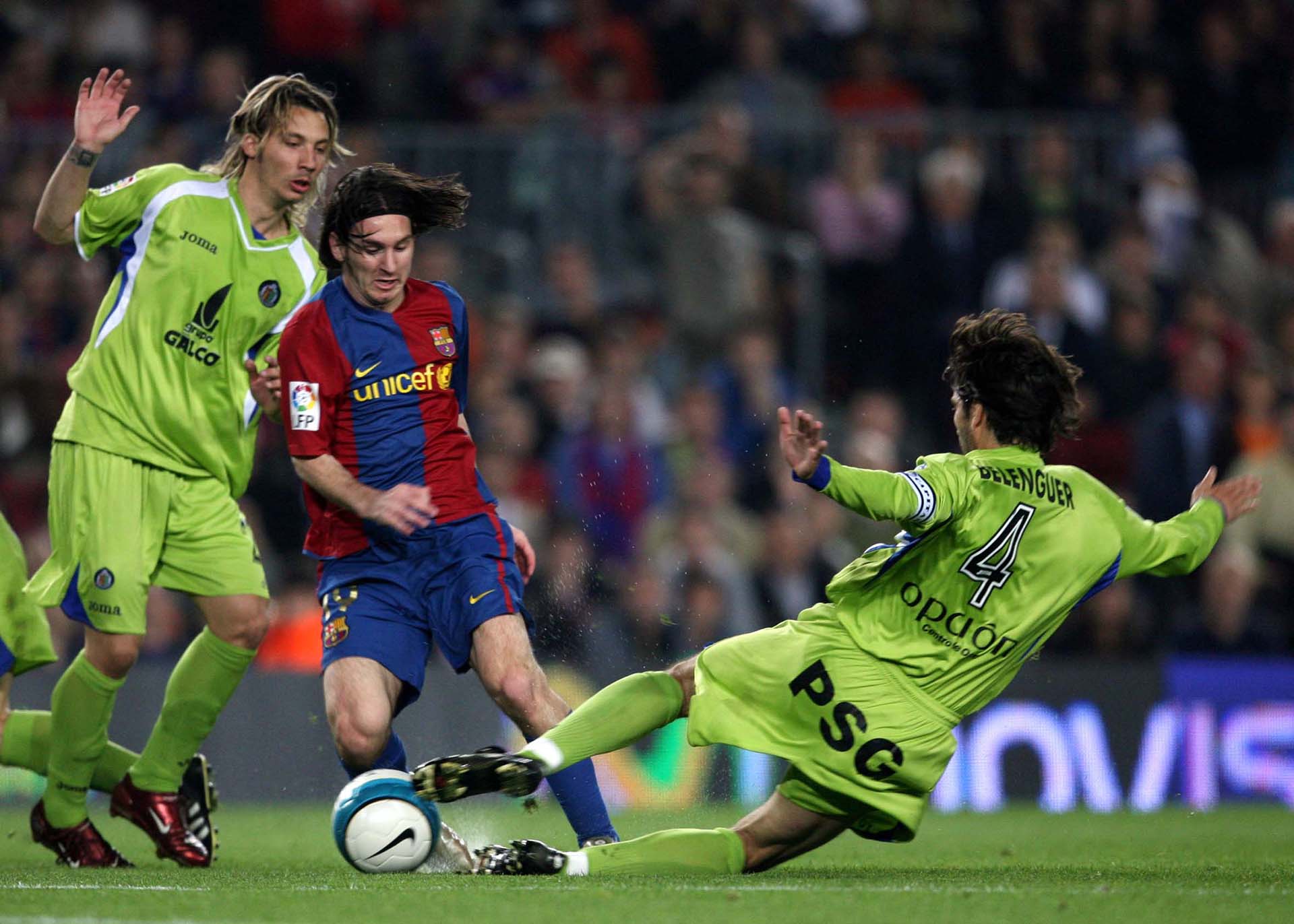 En abril de 2007, le convirtió un maradoniano gol al Getafe (AFP PHOTO/LLUIS GENE)