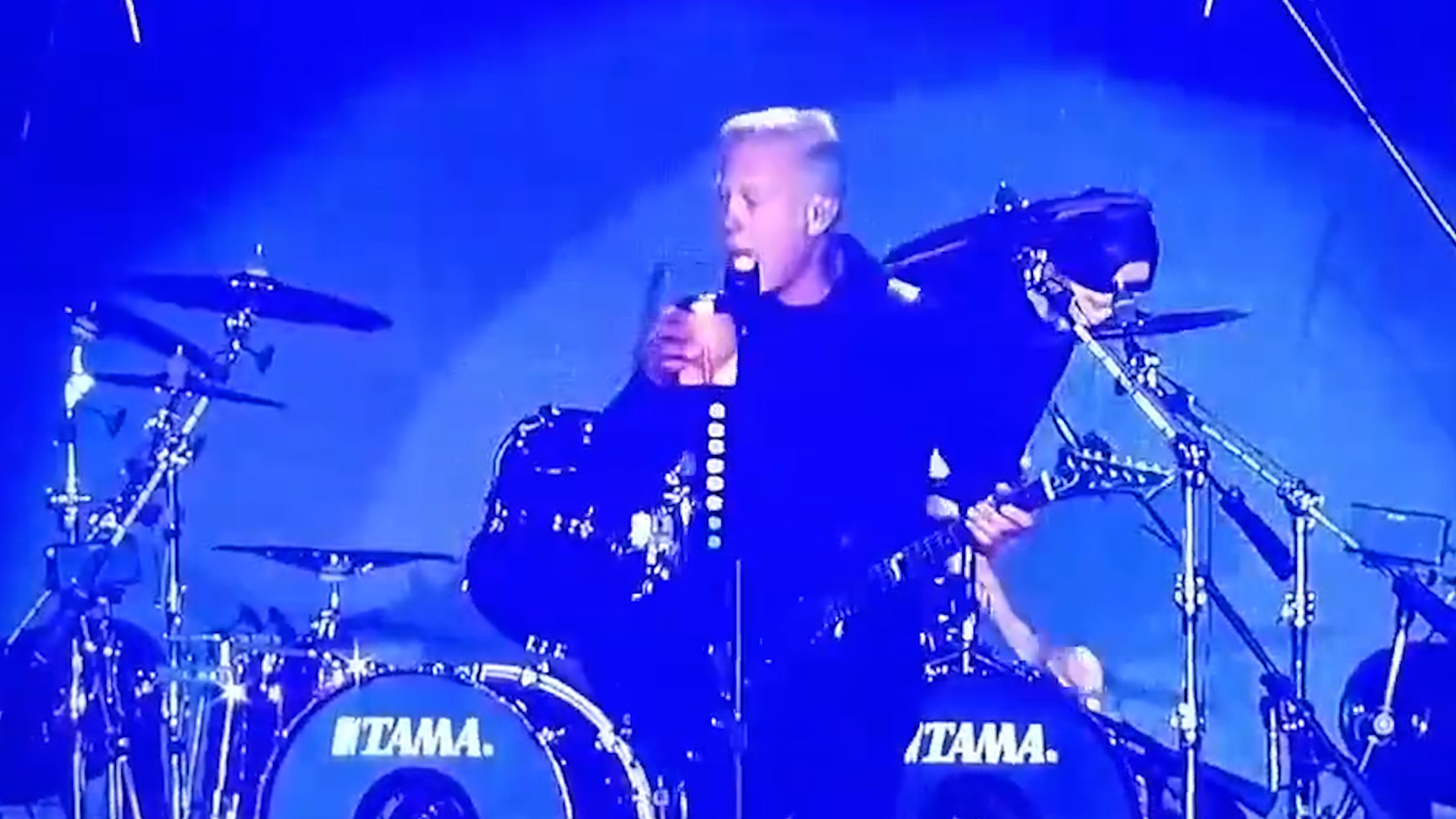James Hetfield se tomó un mate en pleno recital de Metallica