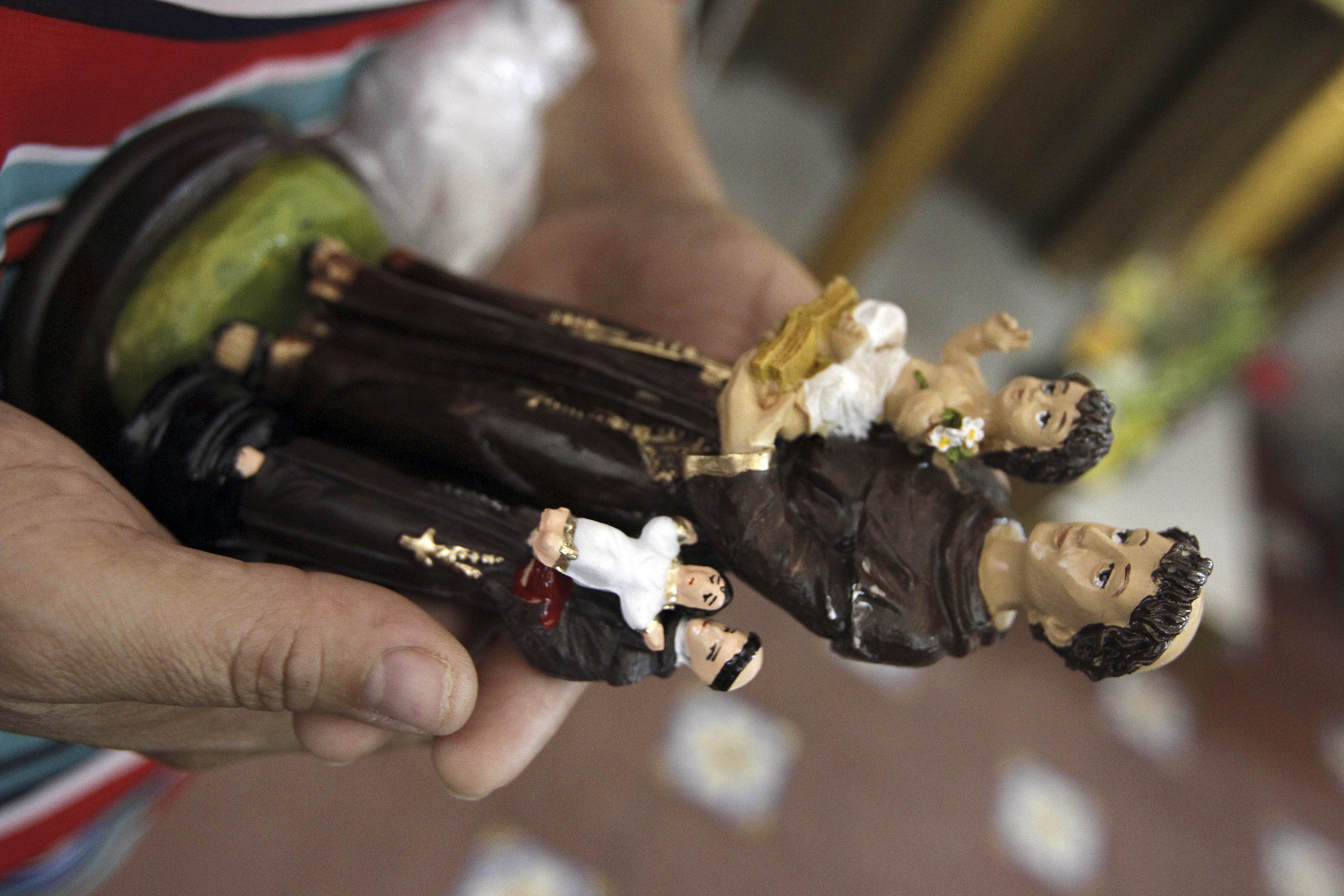 Una imagen de San Antonio de Padua en las manos de un creyente (HILDA RIOS /CUARTOSCURO.COM)