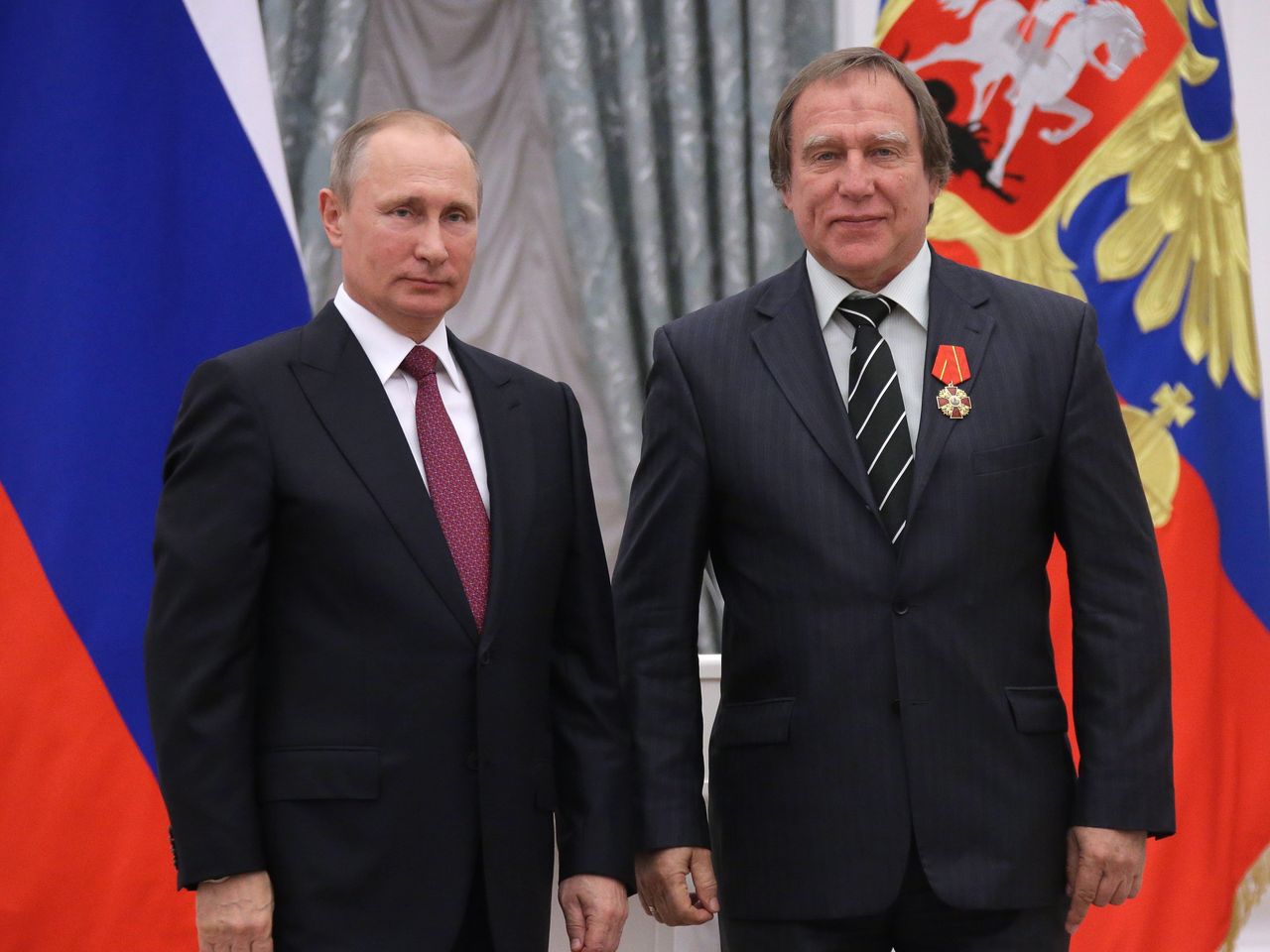 Vladimir Putin junto a su amigo de décadas, Serguéi Roldugin, quien según los fiscales suizos es el testaferro de los millones de dólares que el líder ruso esconde en la banca de Zurich. (Reuters)