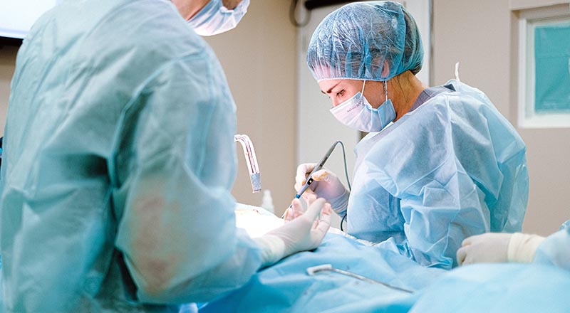 En los pacientes menores de 60 años, el tratamiento quirúrgico de elección es el bypass (Getty)