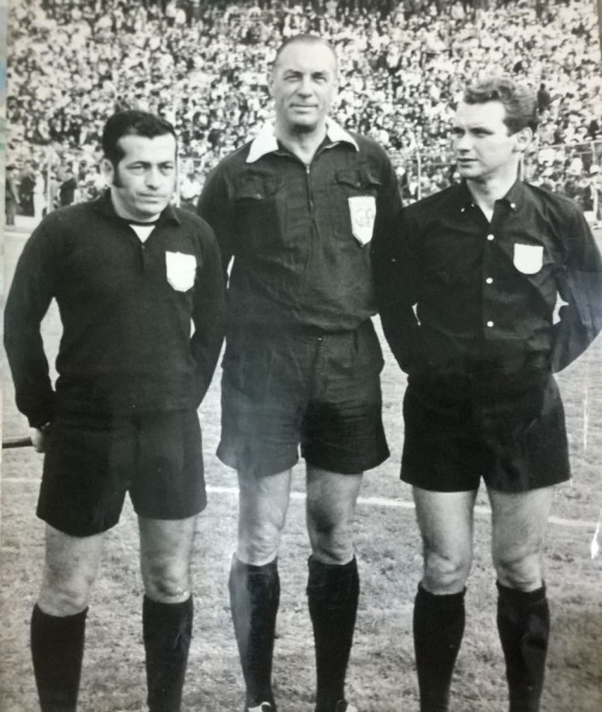 En el medio, Octavio Sierra, en su época de árbitro en el fútbol colombiano