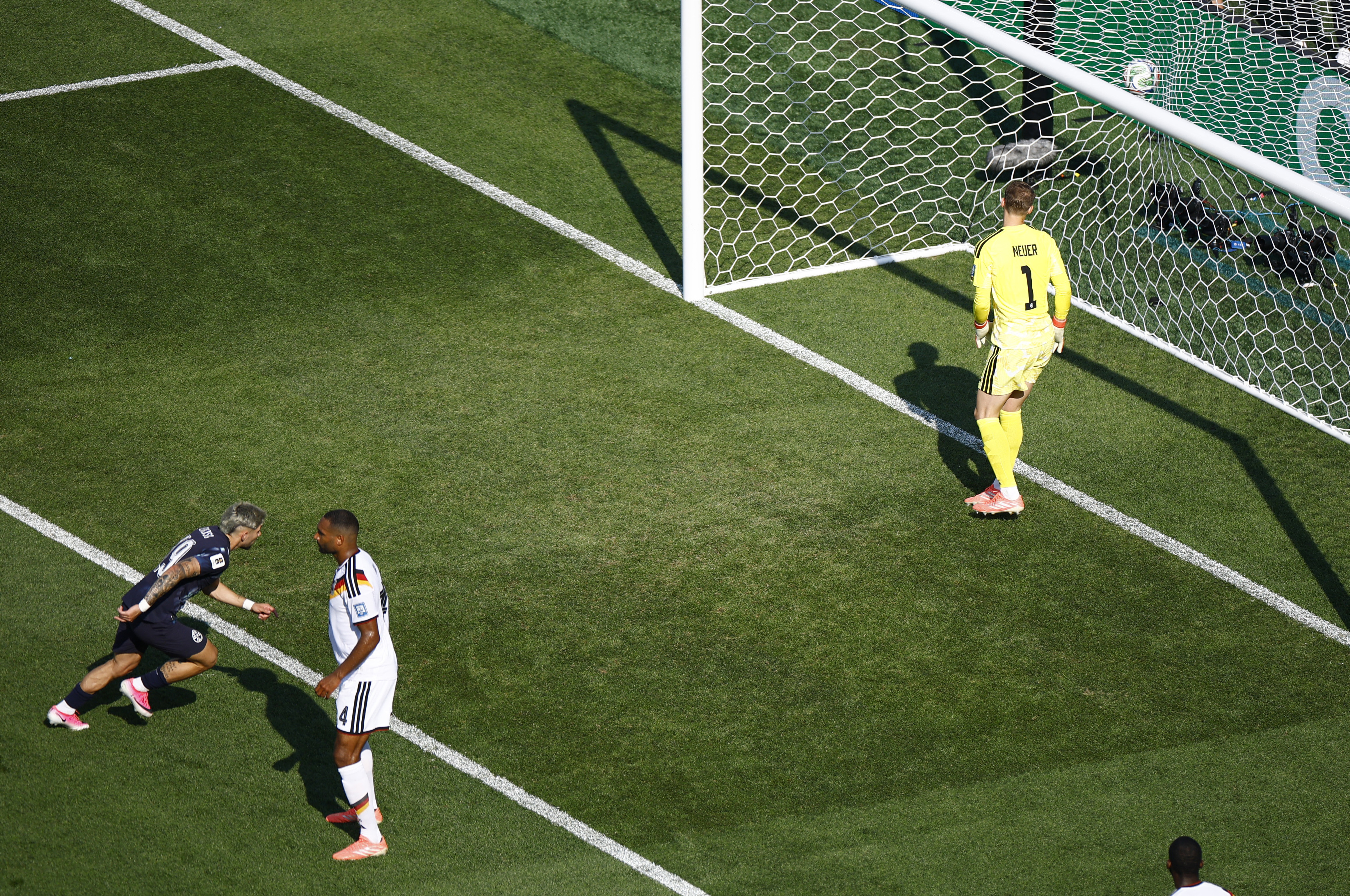 Quiebre de cintura de Almir&oacute;n y gran cabezazo de Enciso: el golazo con el que Paraguay se puso en ventaja ante Alemania en el Mundial