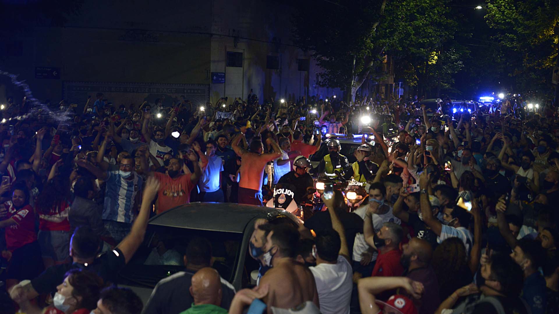 Pese a la pandemia de coronavirus, el fallecimiento de Maradona generó que miles de personas se aglutinen sin distanciamiento social