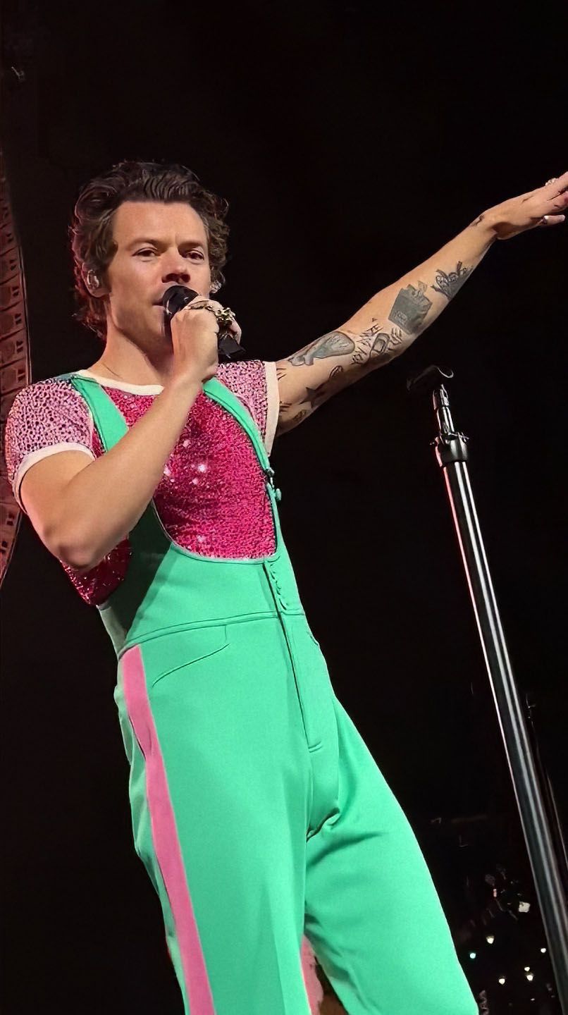 A días de sus presentaciones en Argentina, Harry Styles ya está recorriendo Latinoamérica con su tour. Con cambios de ropa en colores vibrantes, el cantante no defrauda con un show cautivante 