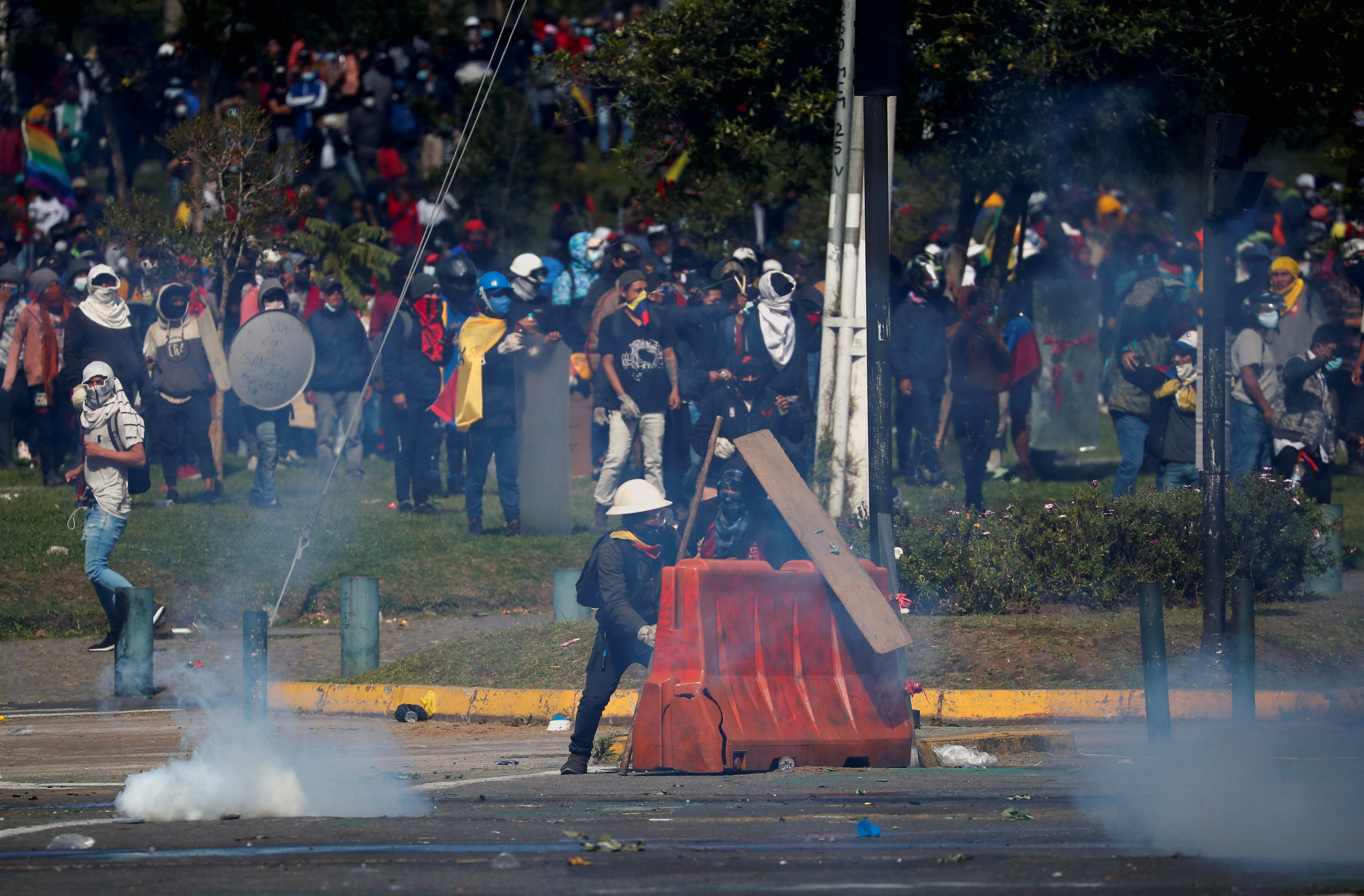 Polisi menembakkan gas air mata ke arah pengunjuk rasa untuk mencegah mereka memasuki gedung Kongres Ekuador (REUTERS / Adriano Machado)
